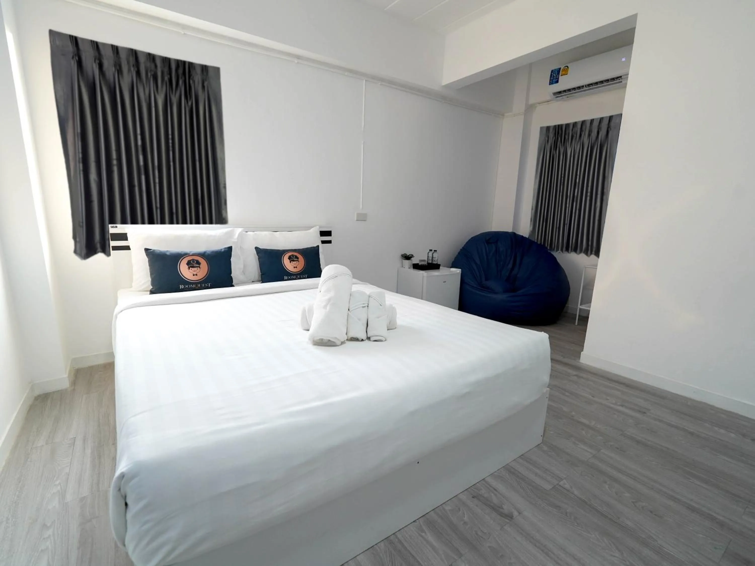 Bed in RoomQuest North Pattaya Light Collection