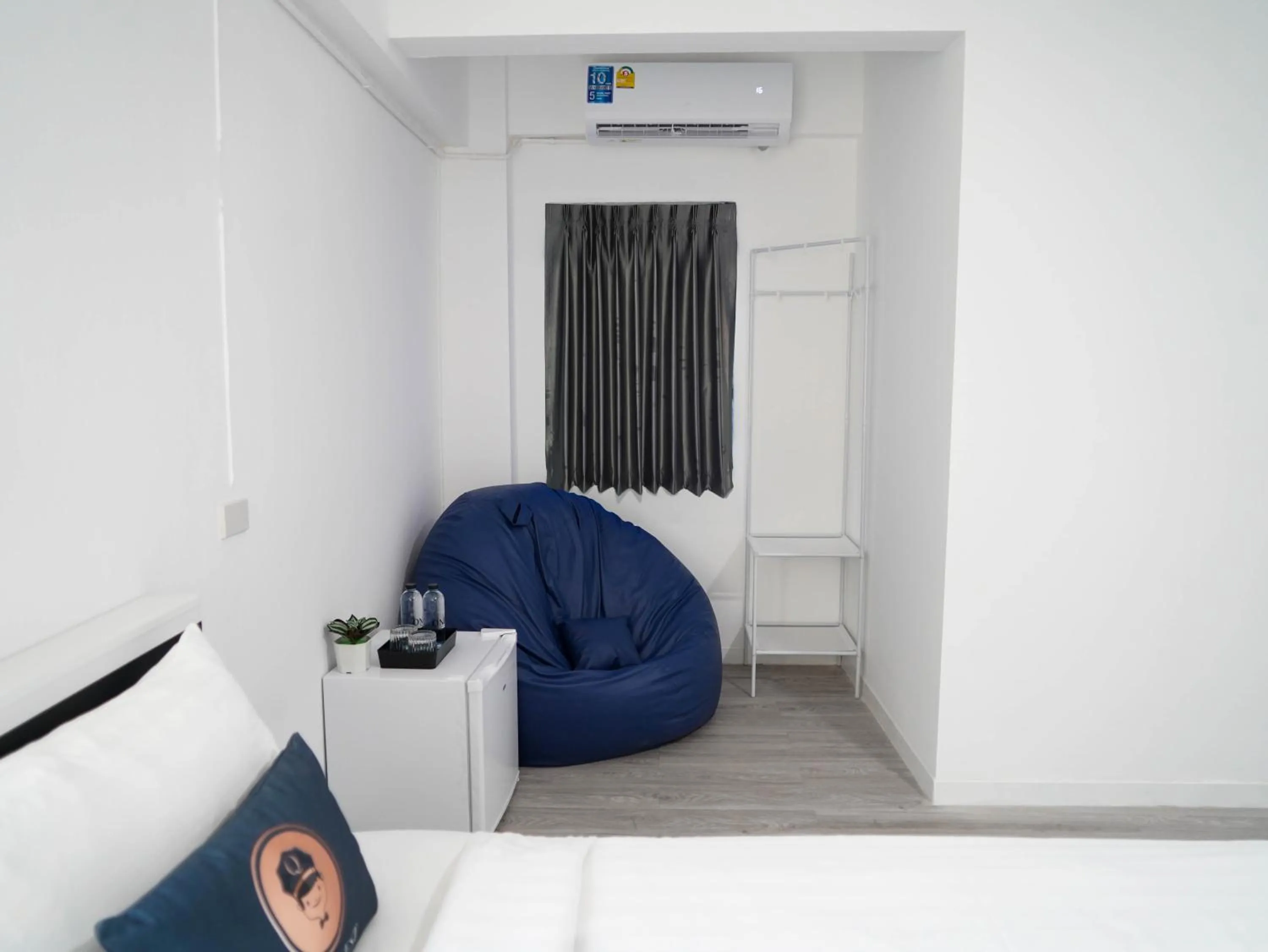 Seating area, Bed in RoomQuest North Pattaya Light Collection