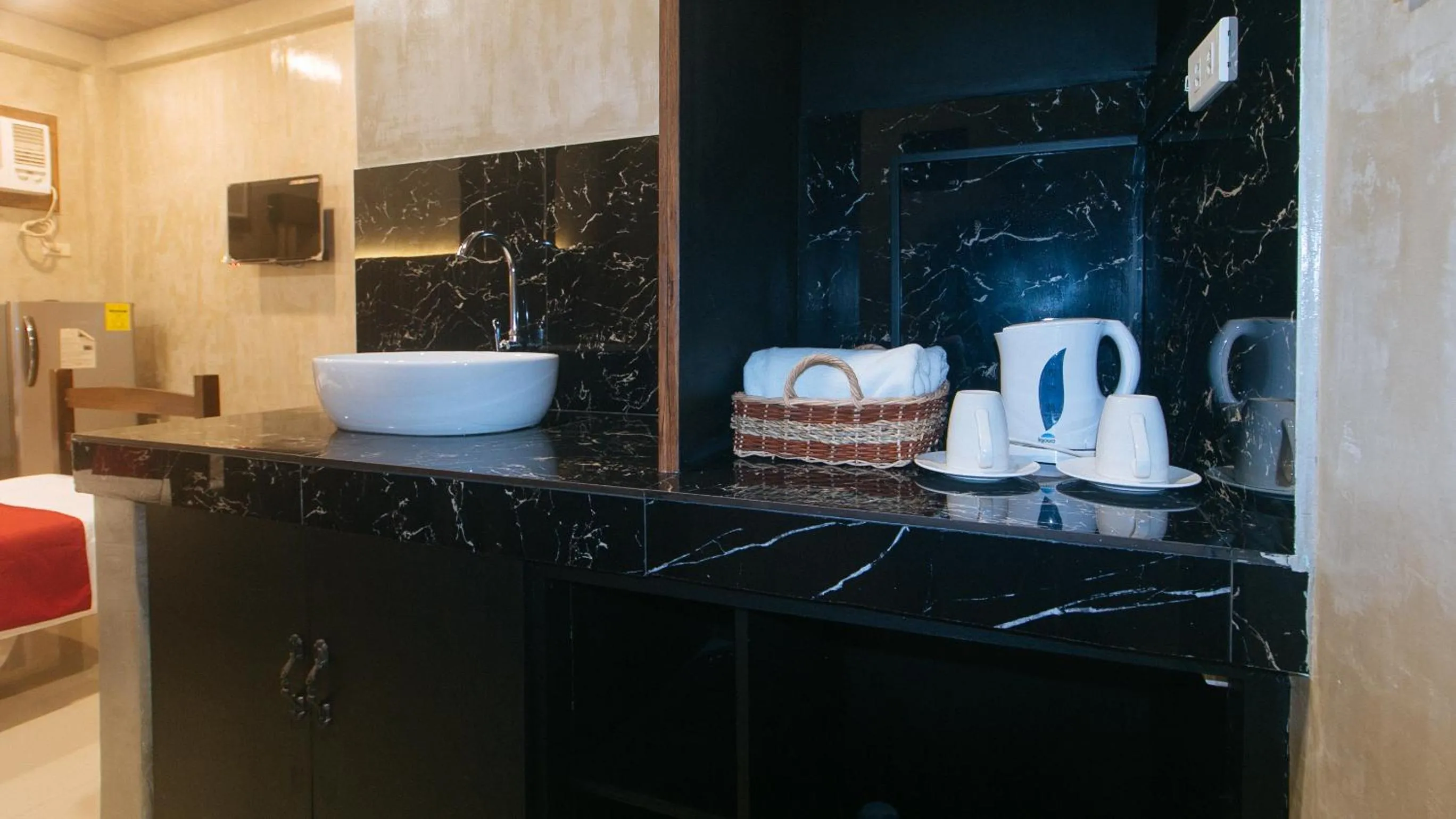 Area and facilities in RedDoorz at MBB Room NAIA 2