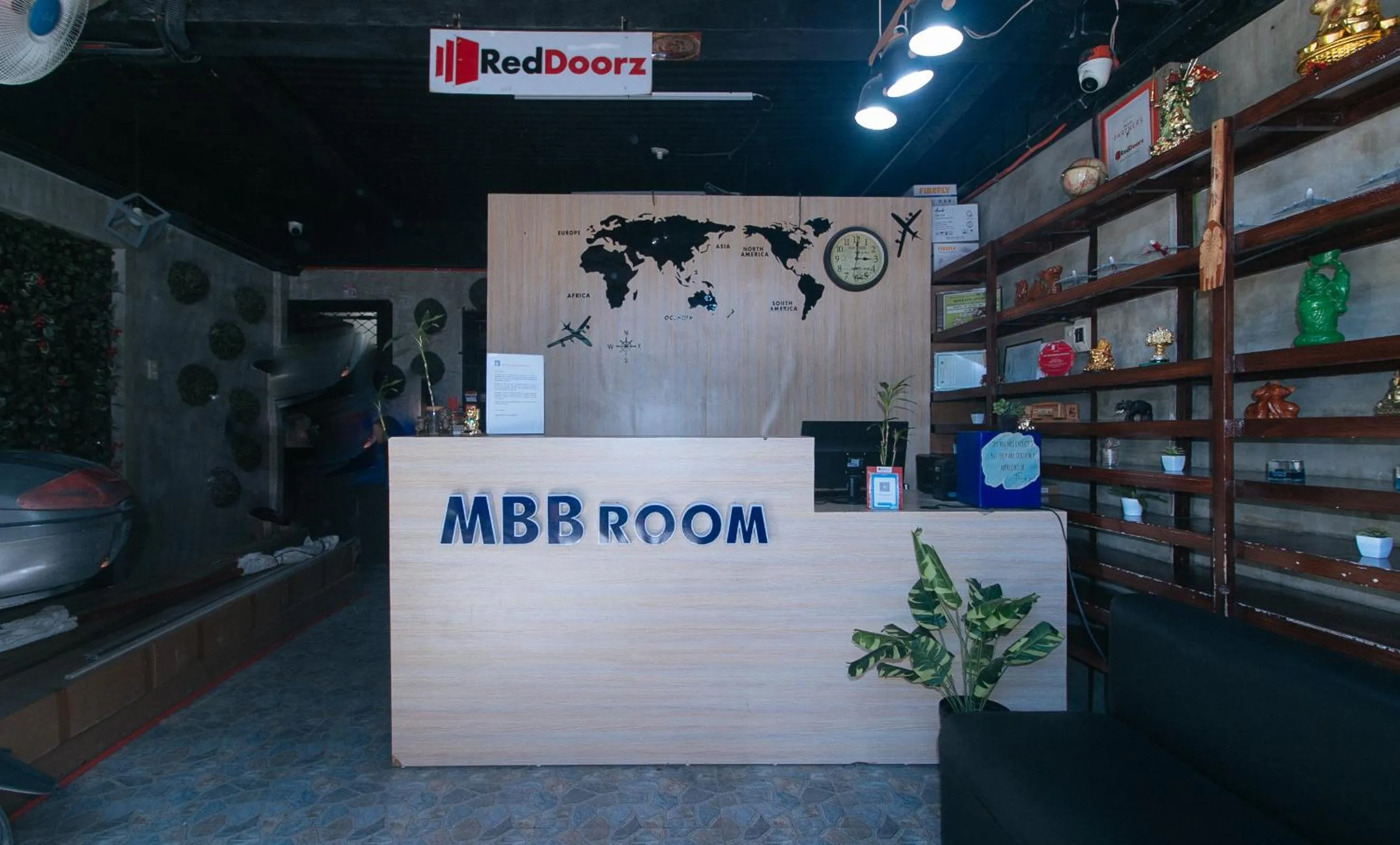 Lobby or reception in RedDoorz at MBB Room NAIA 2
