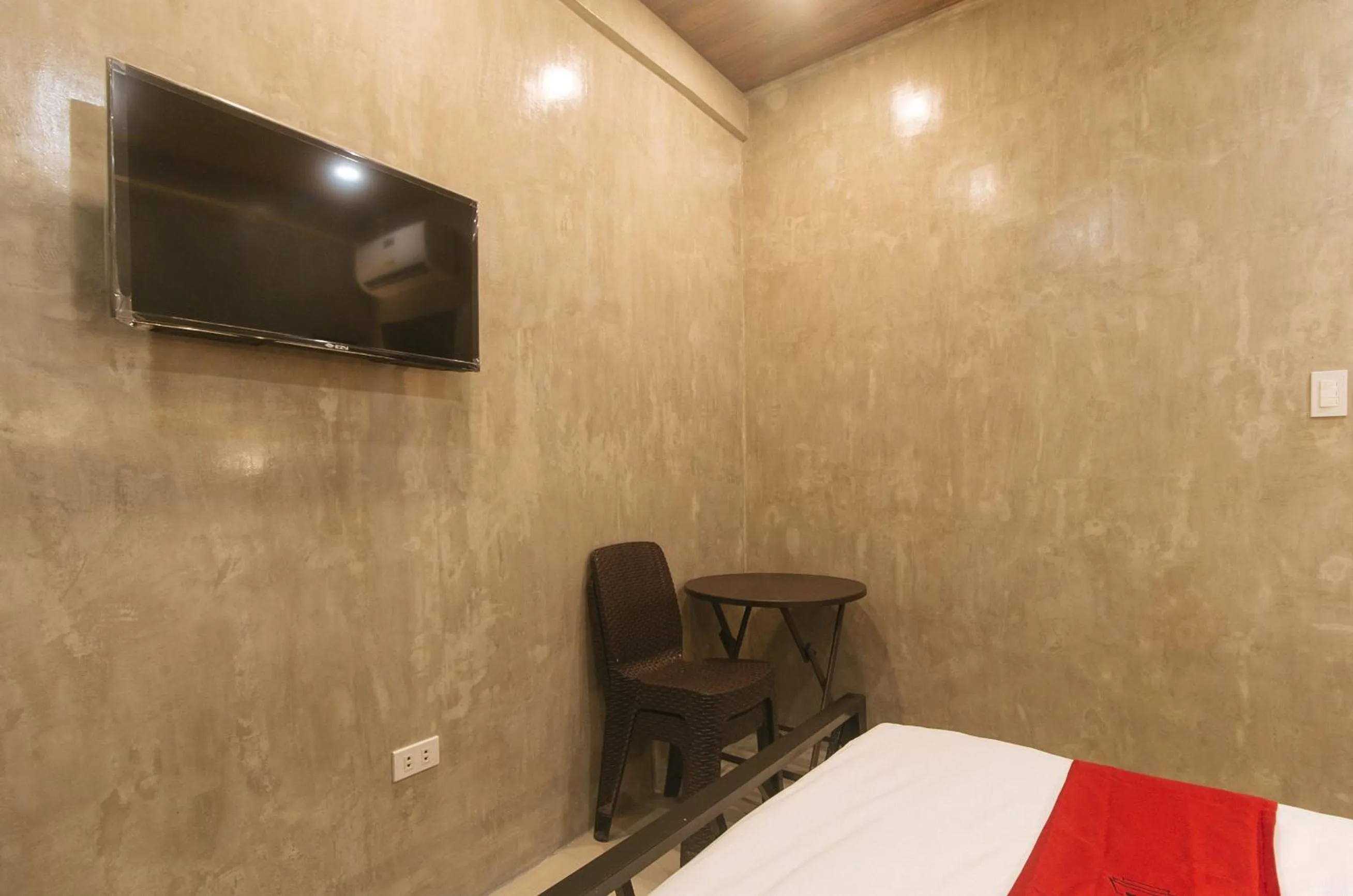 TV and multimedia in RedDoorz at MBB Room NAIA 2