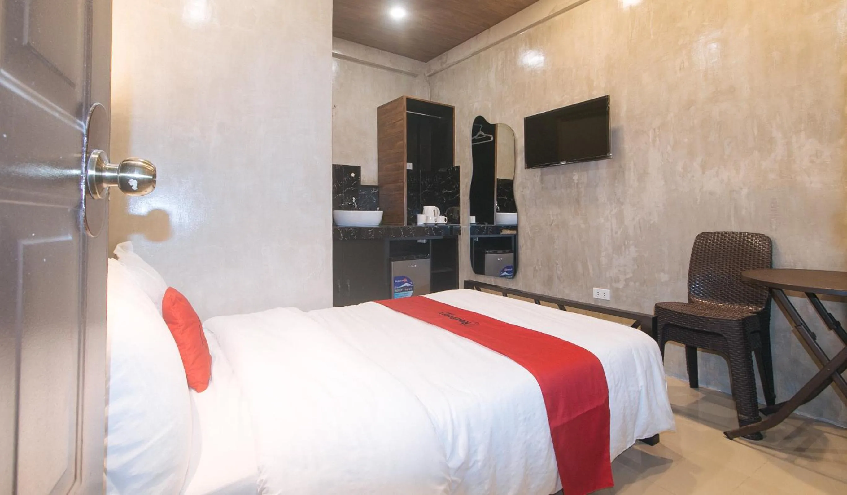 TV and multimedia in RedDoorz at MBB Room NAIA 2