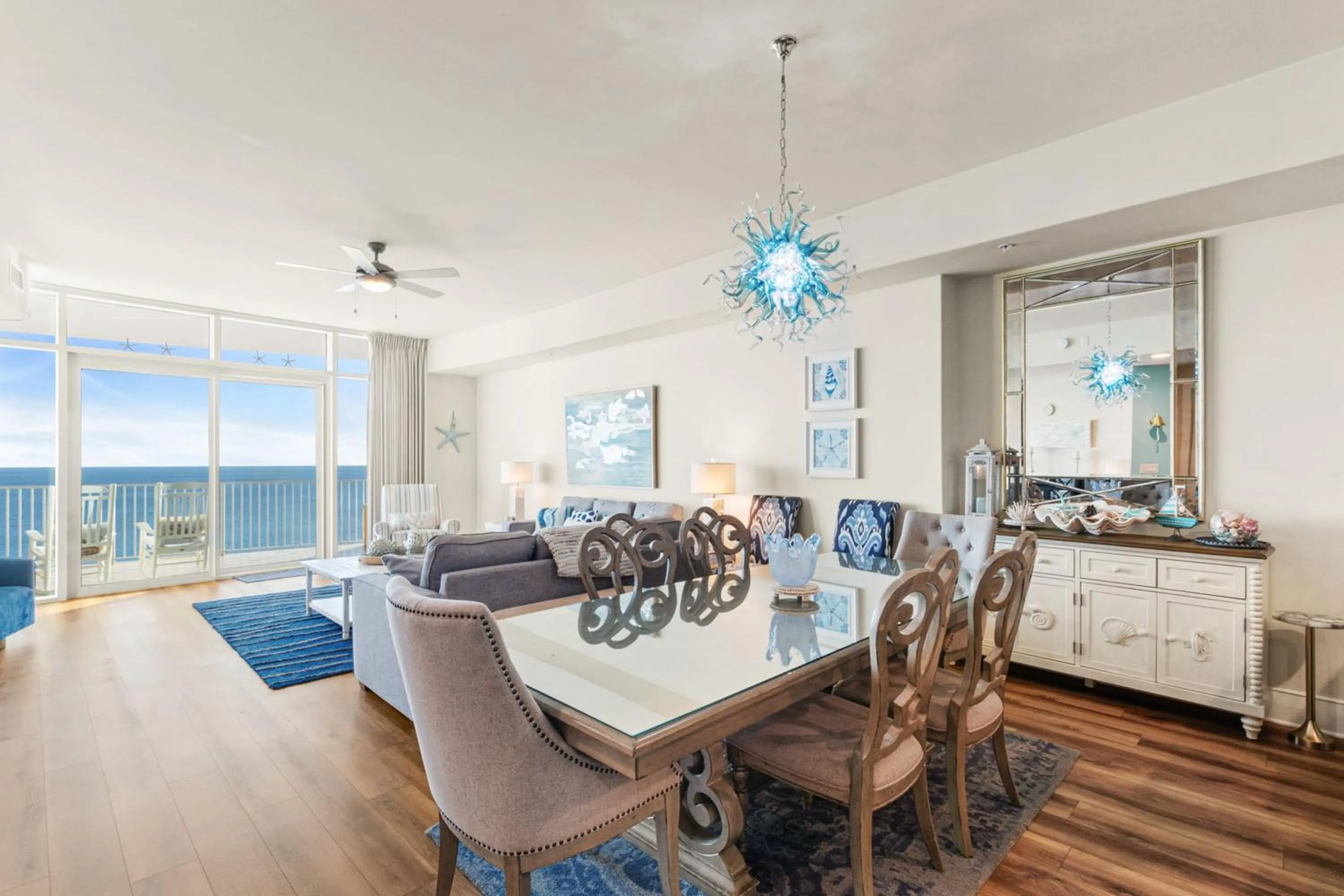 Dining area in Turquoise 1908C