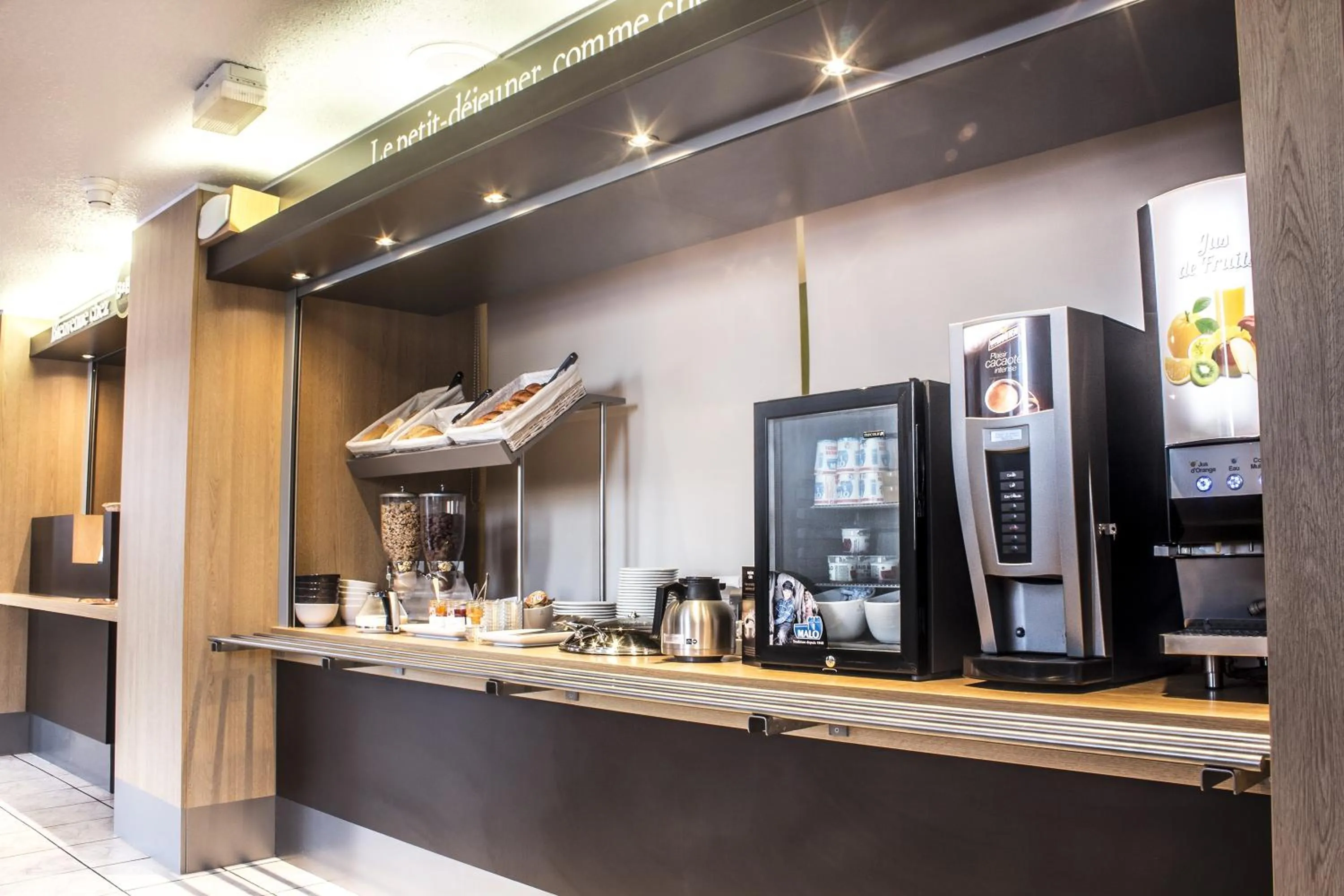 Food and drinks in Hotel Inn Design Montluçon