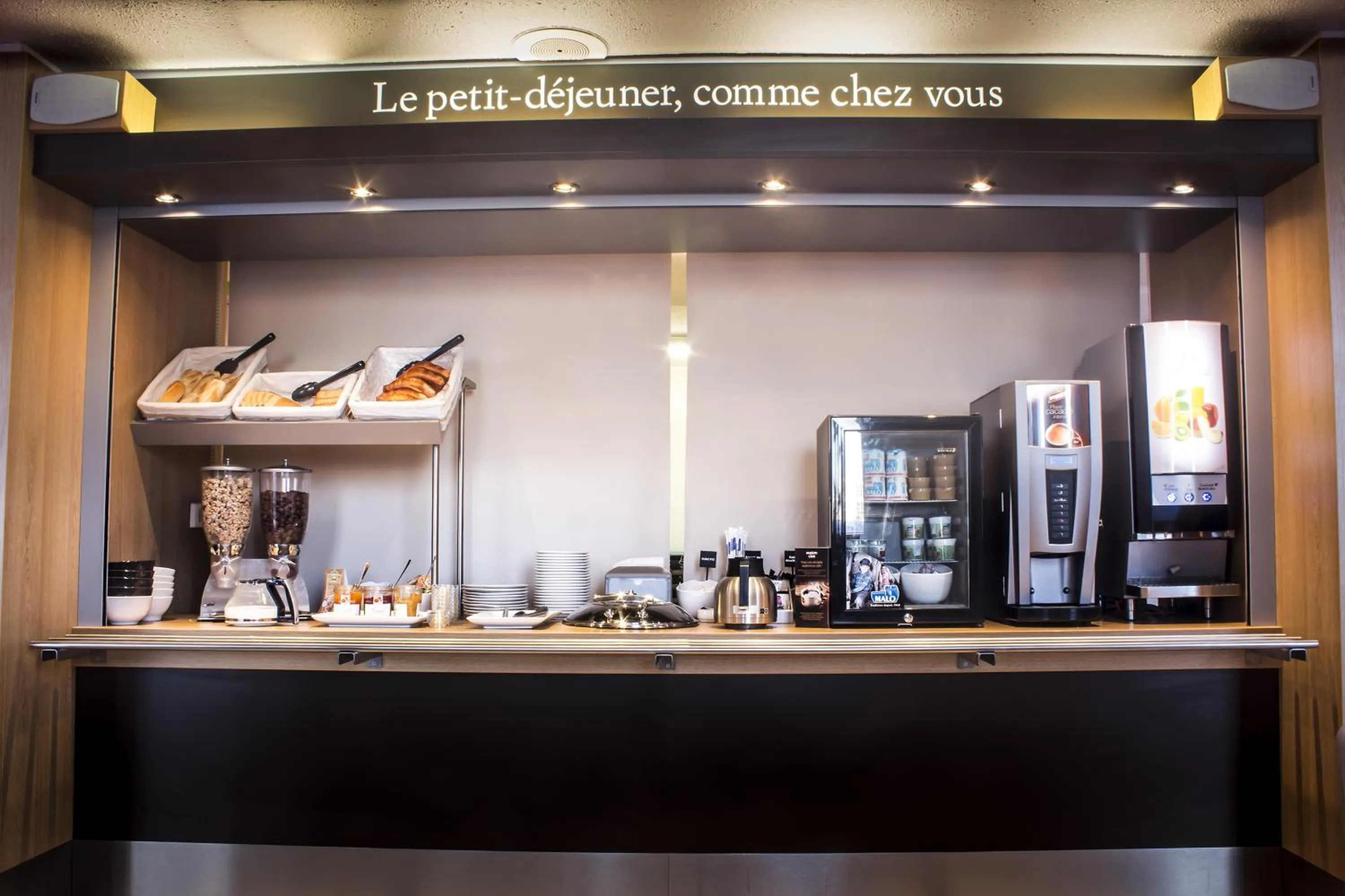 Food and drinks in Hotel Inn Design Montluçon