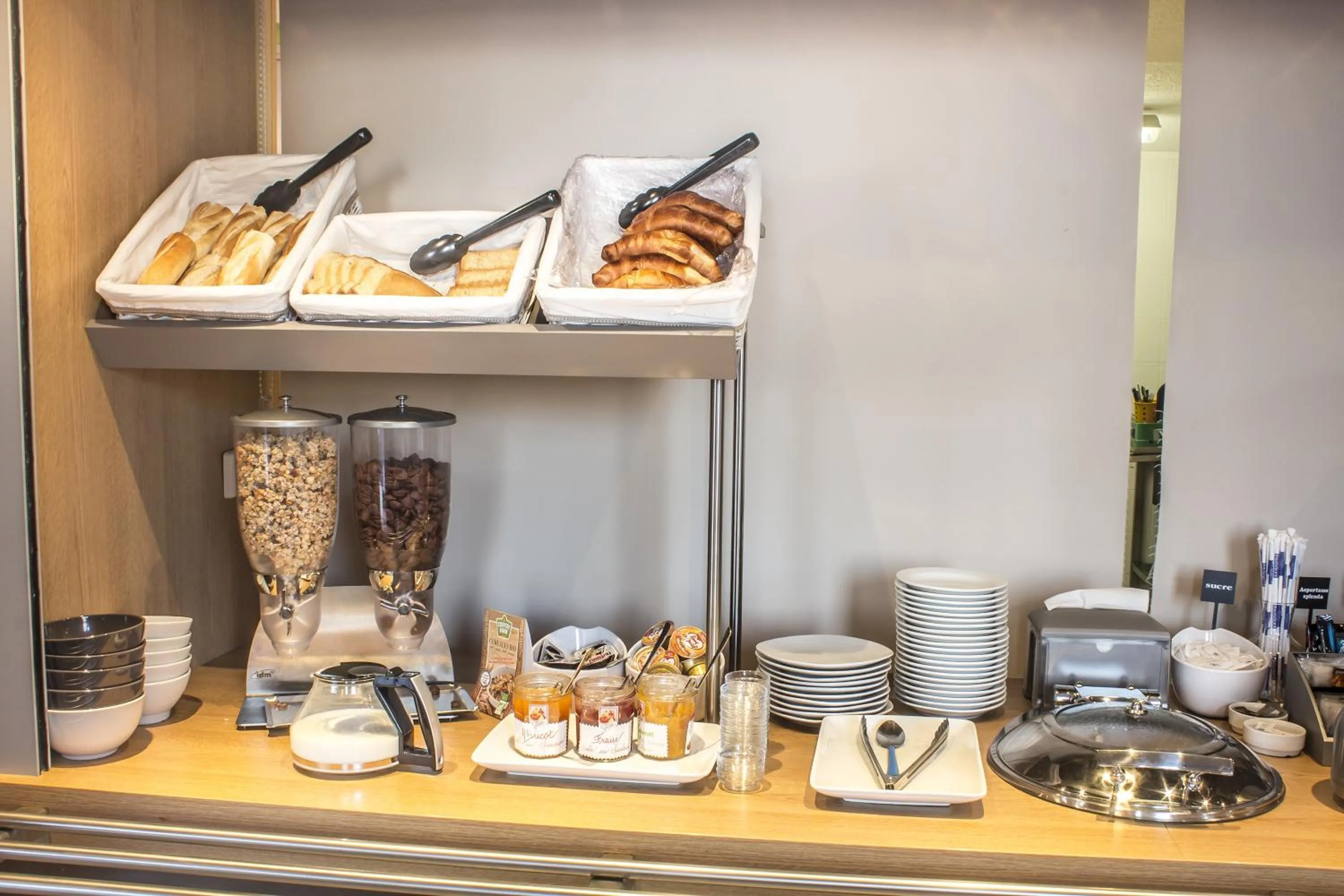 Food and drinks in Hotel Inn Design Montluçon