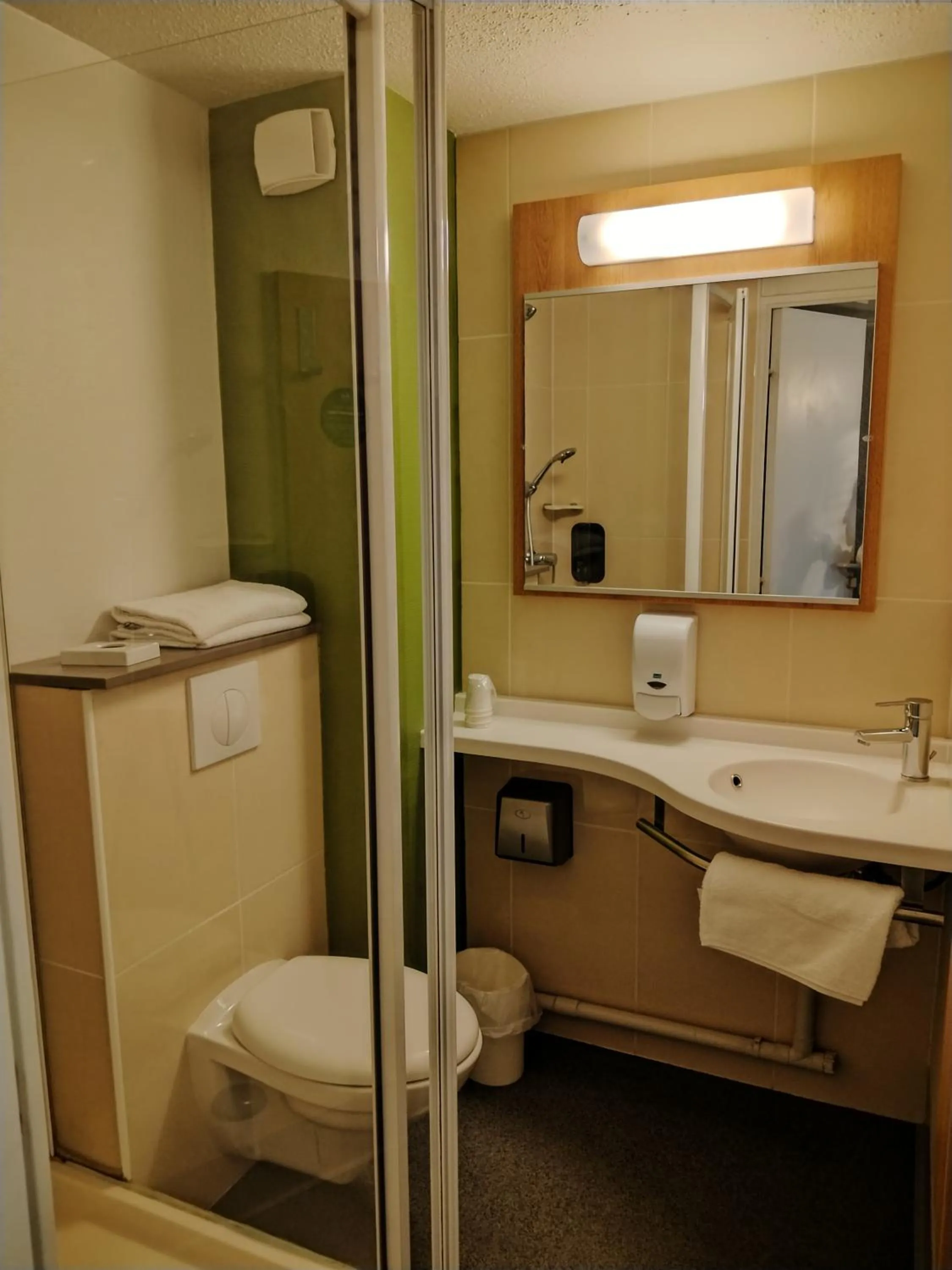 Bathroom in Hotel Inn Design Montluçon