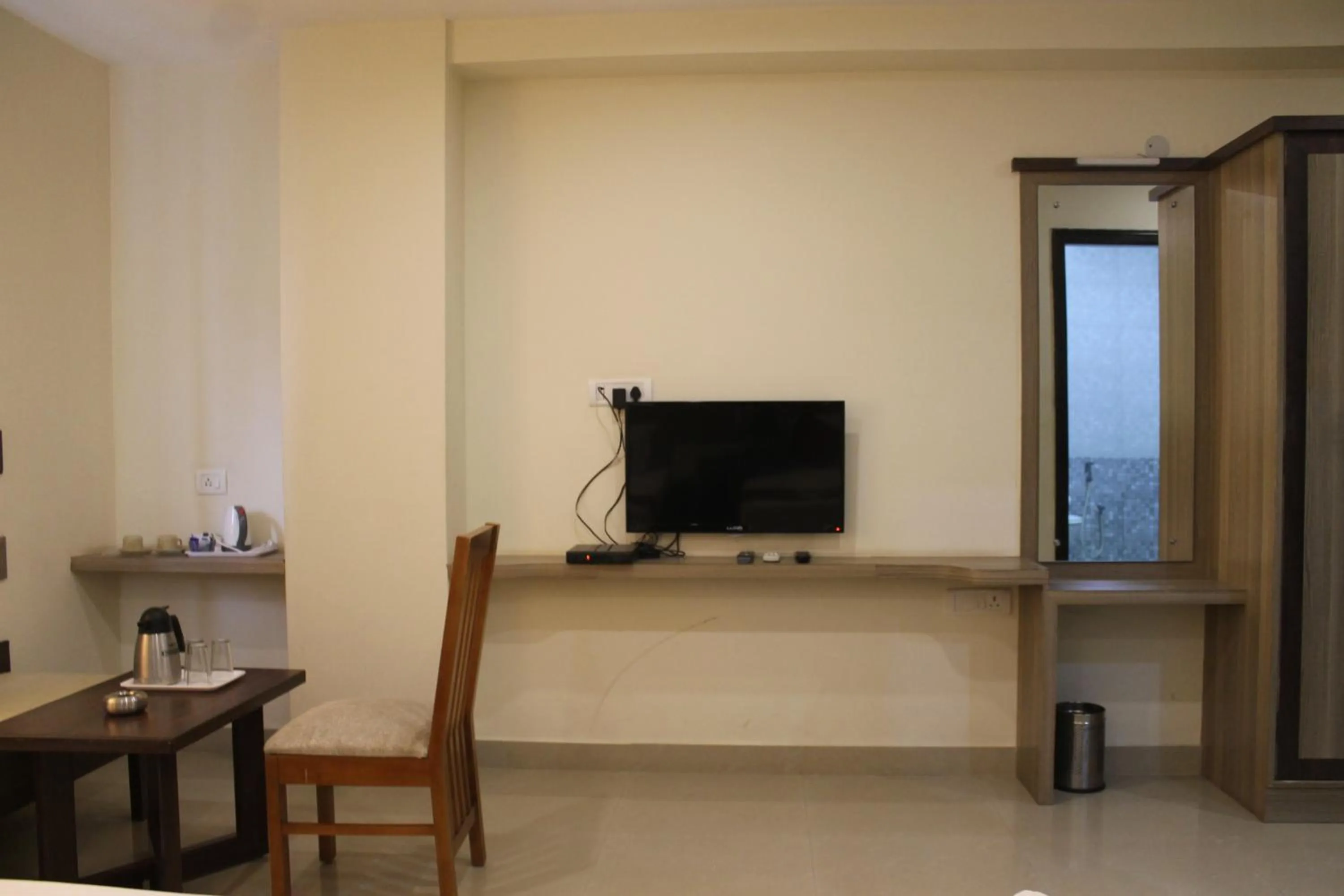 Communal lounge/ TV room in HOTEL GREEN TREES
