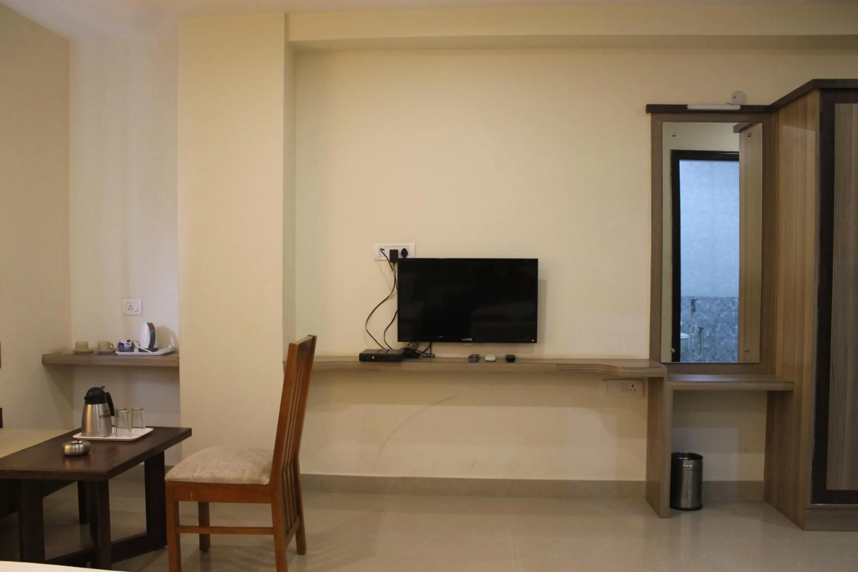 Communal lounge/ TV room in HOTEL GREEN TREES