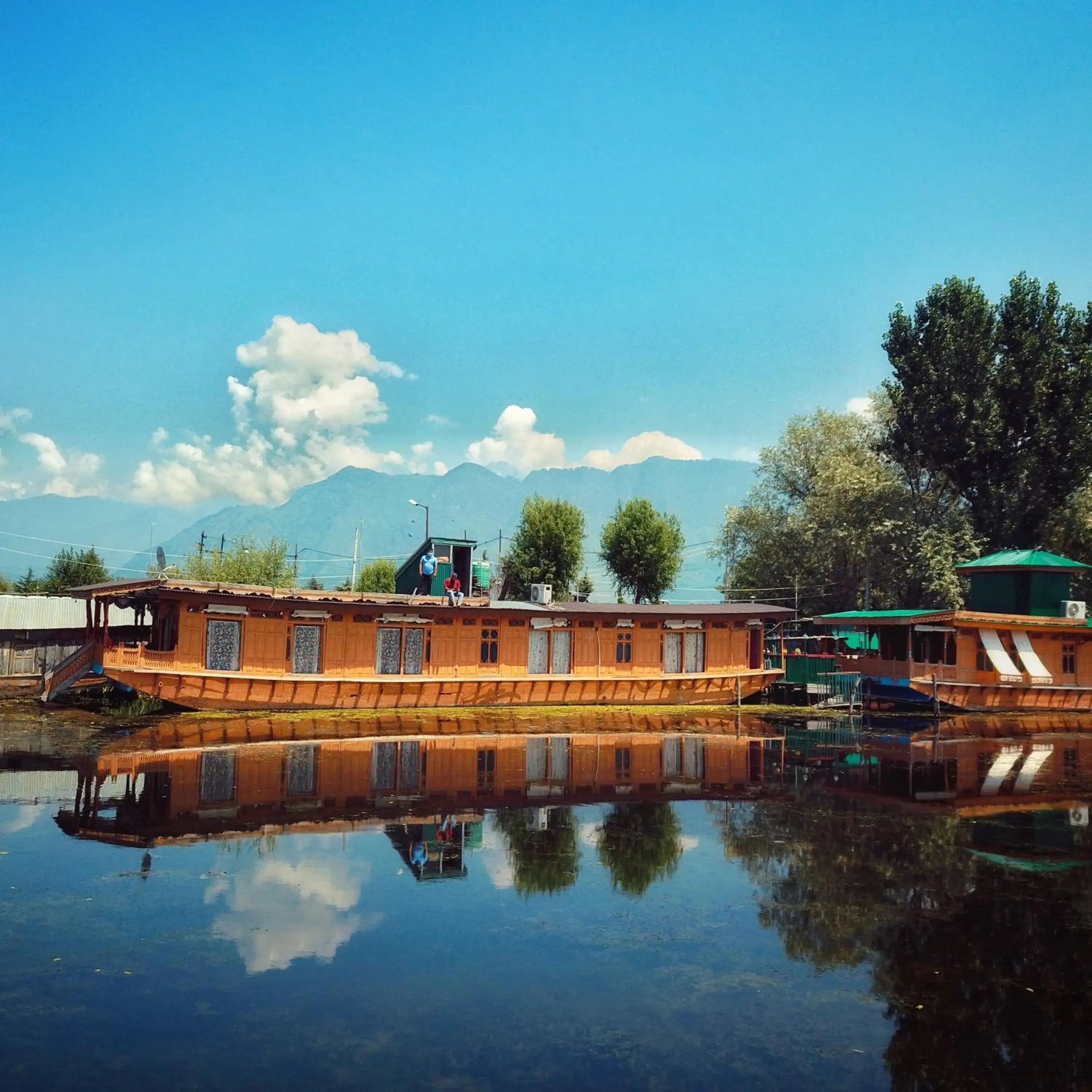 Property building in Dilshad Houseboats Property building in Dilshad Houseboats