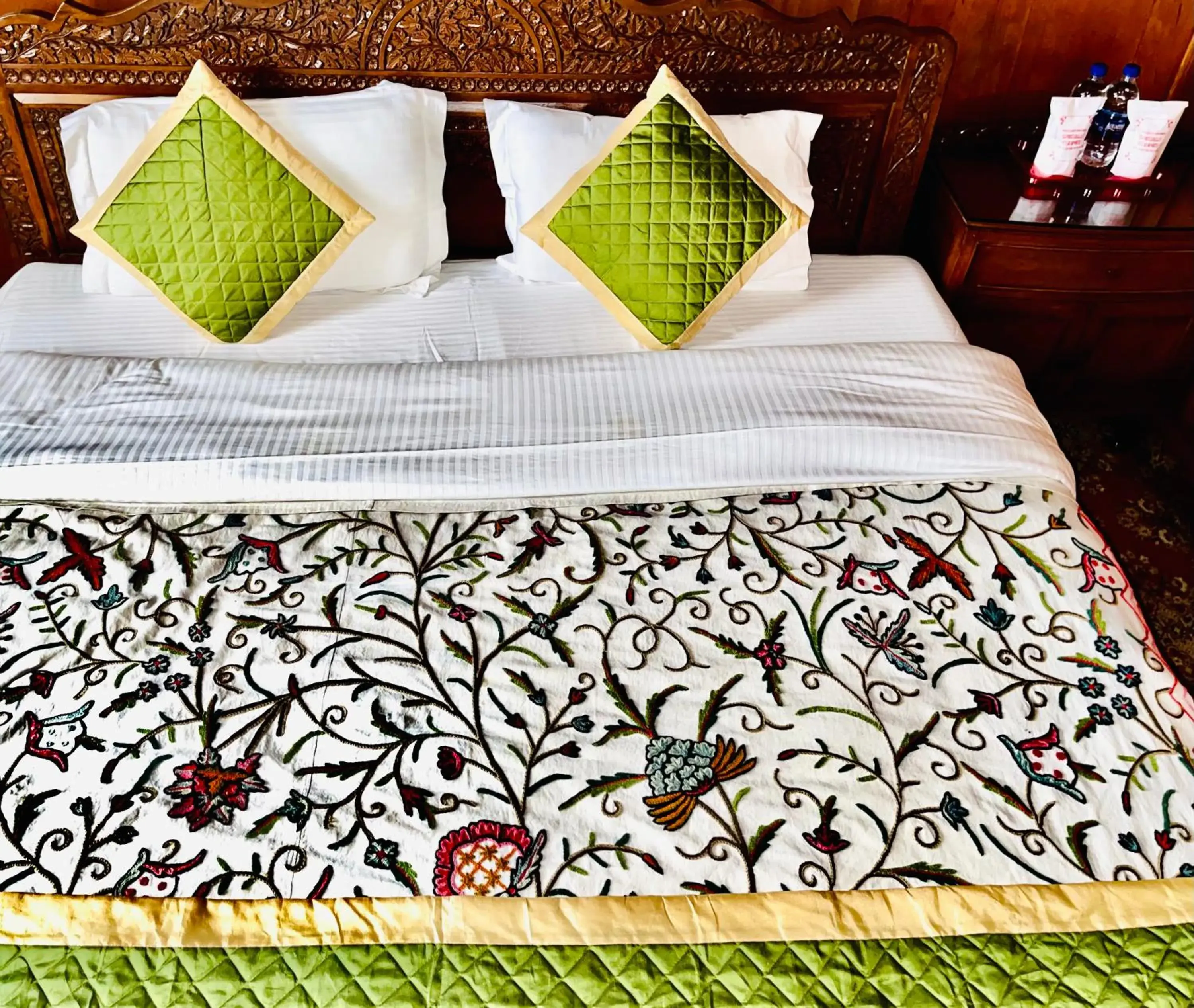 Bed in Dilshad Houseboats Bed in Dilshad Houseboats