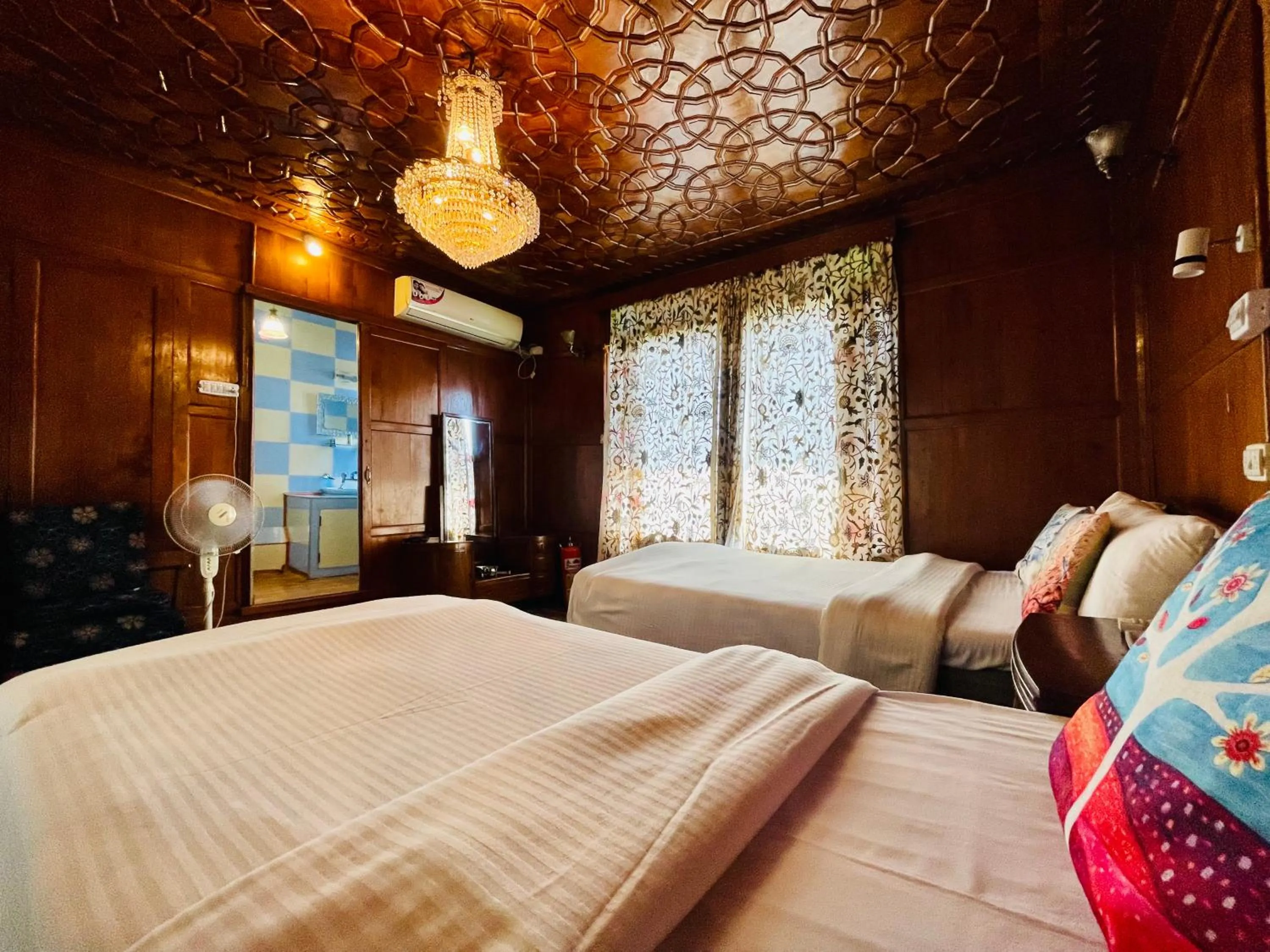 Photo of the whole room, Bed in Dilshad Houseboats