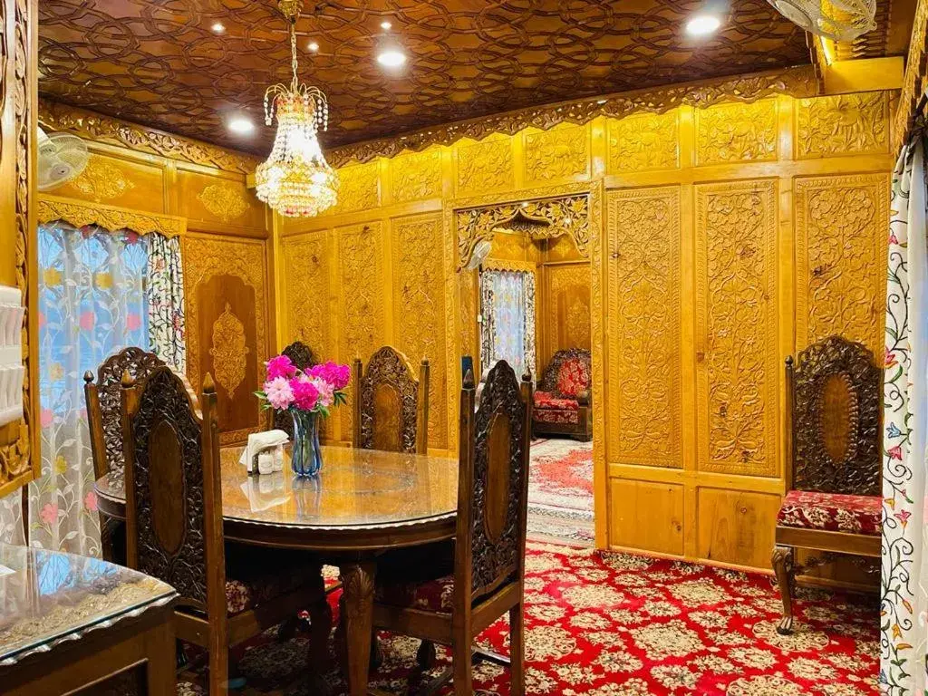 Restaurant/places to eat in Dilshad Houseboats Restaurant/places to eat in Dilshad Houseboats