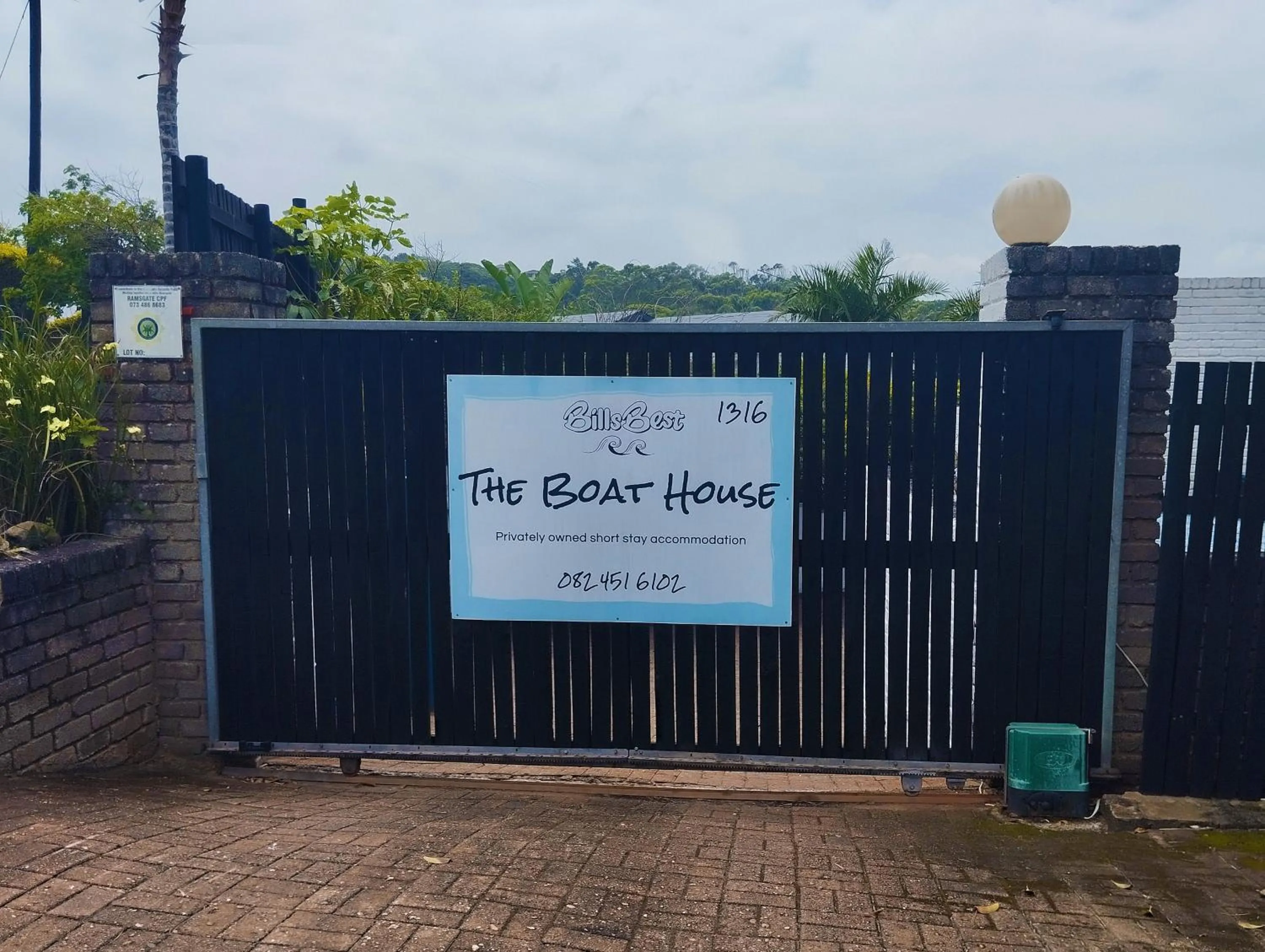 Property building in Boathouse Bed and Biscuit - Upper Deck