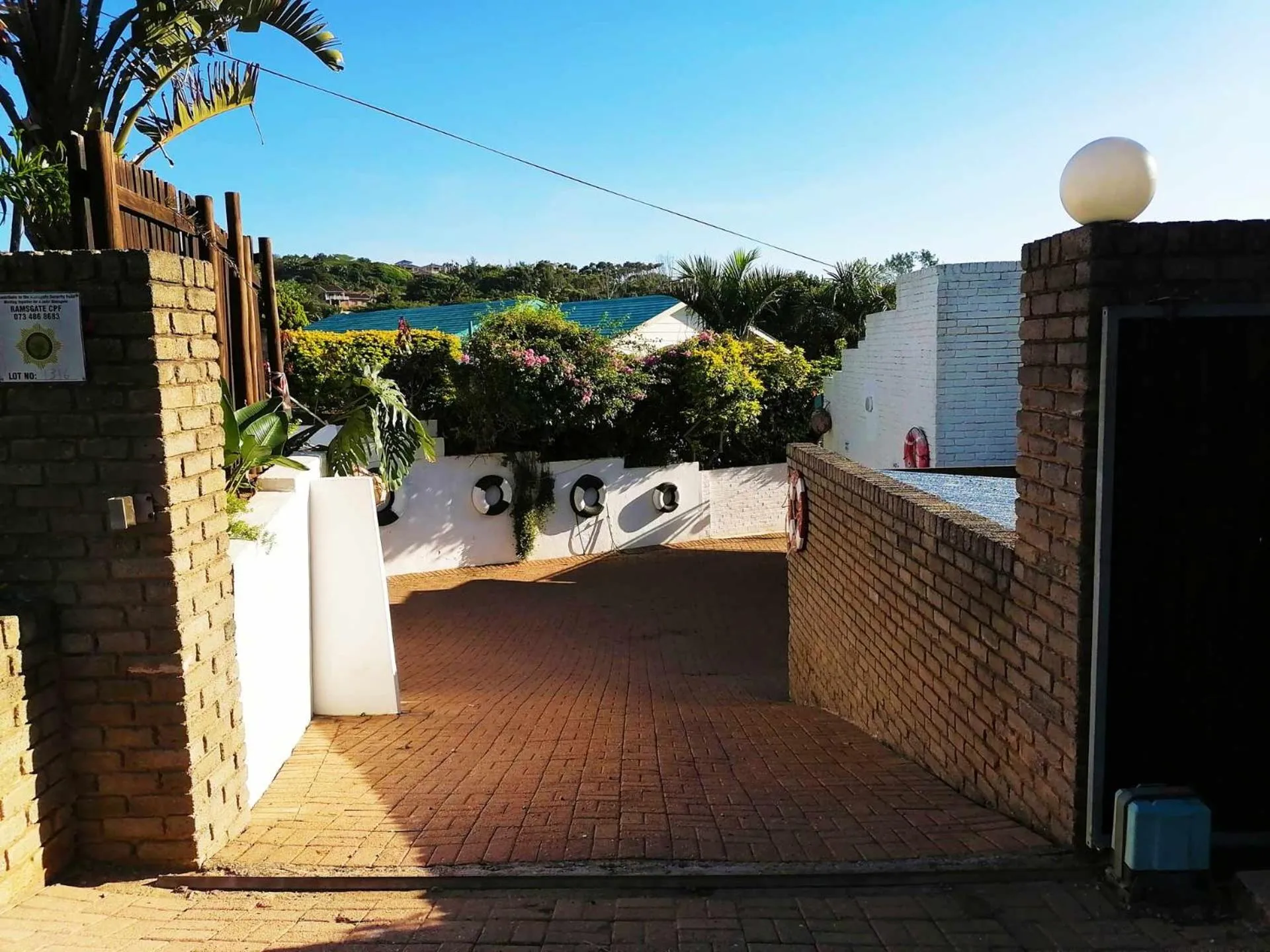 Property building in Boathouse Bed and Biscuit - Upper Deck