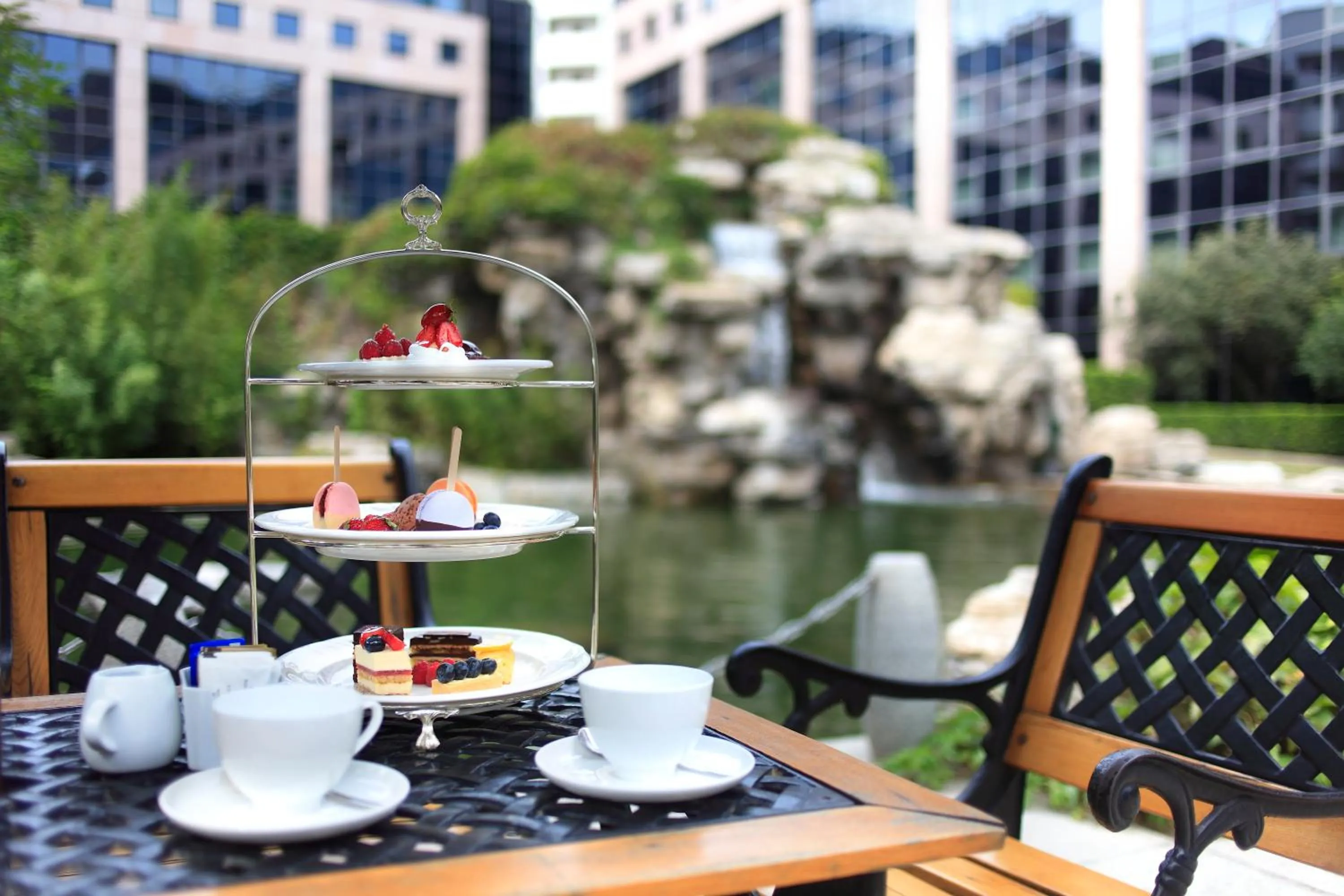 Restaurant/places to eat in Kempinski Hotel Beijing Yansha Center