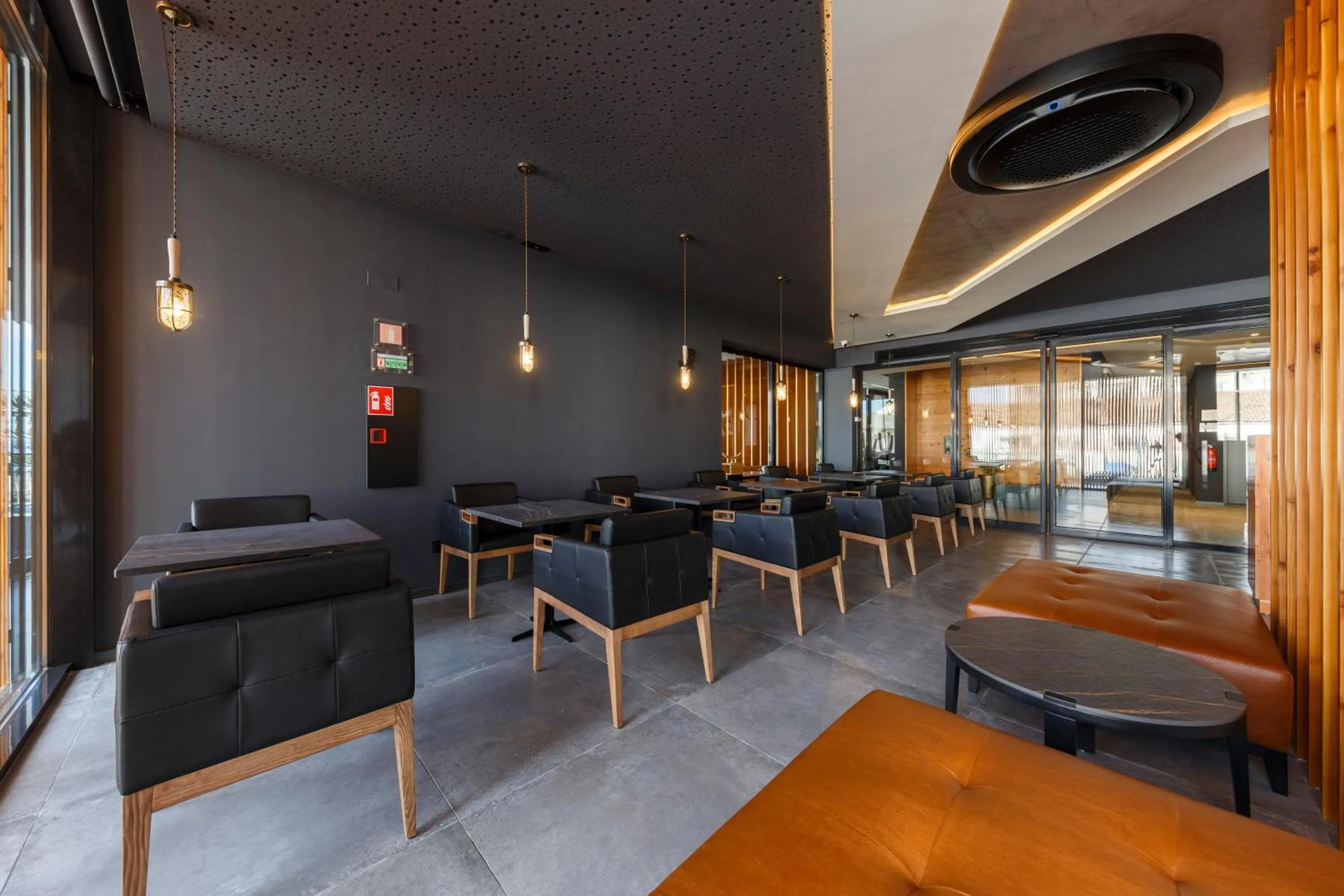 Restaurant/places to eat in The Shipyard - Angra