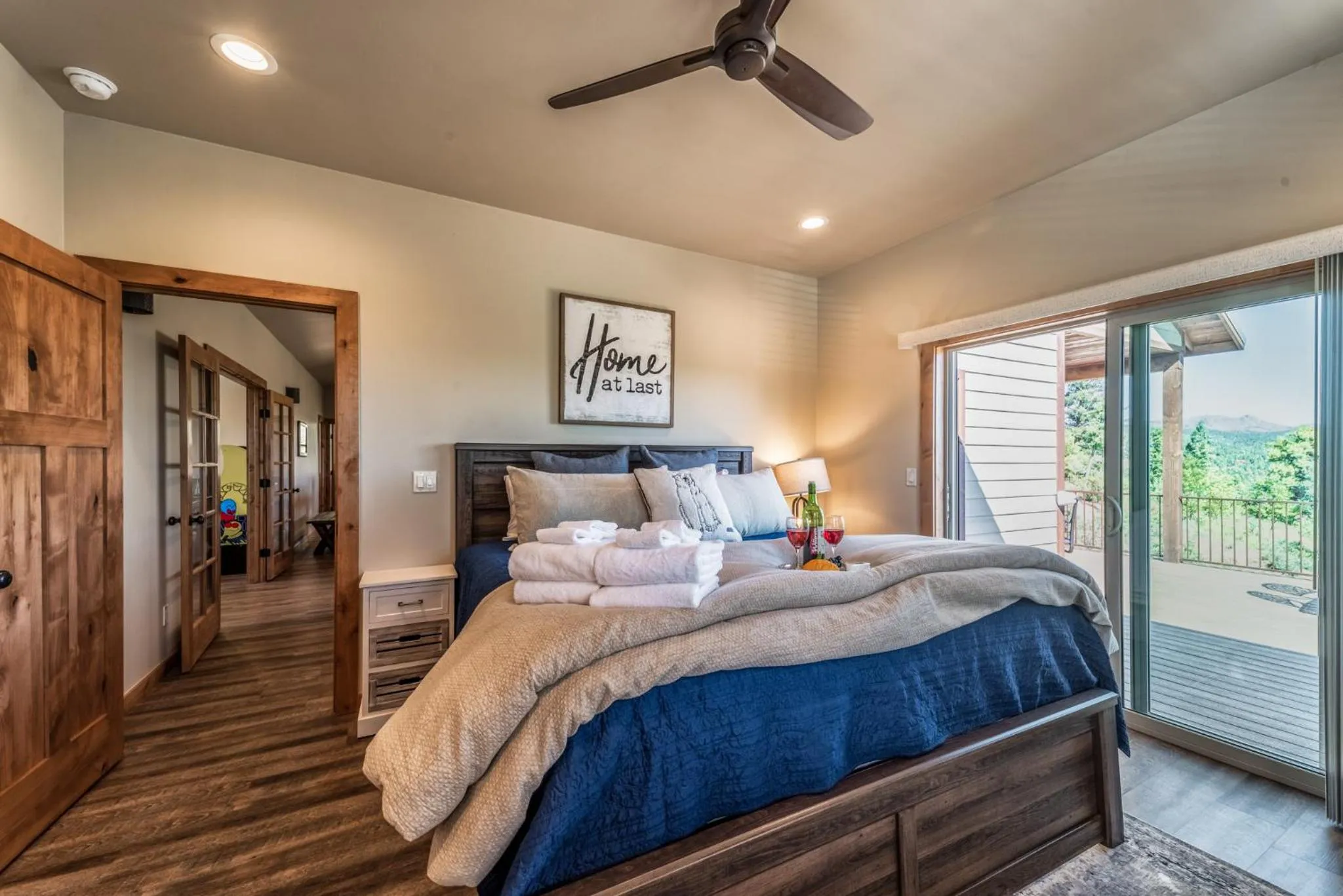 Bedroom, Bed in Wine Top