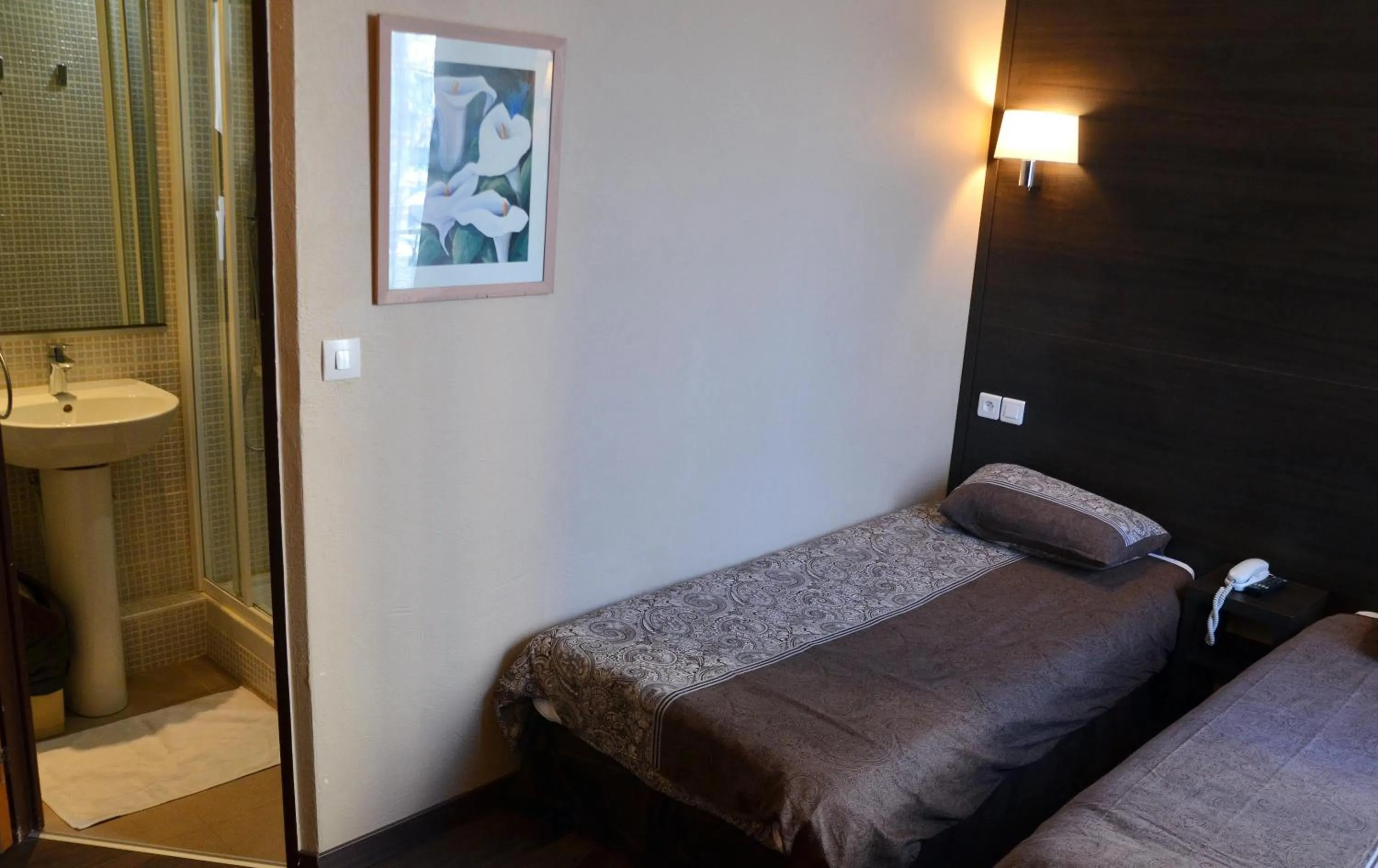 Bathroom, Bed in Hôtel du Parc