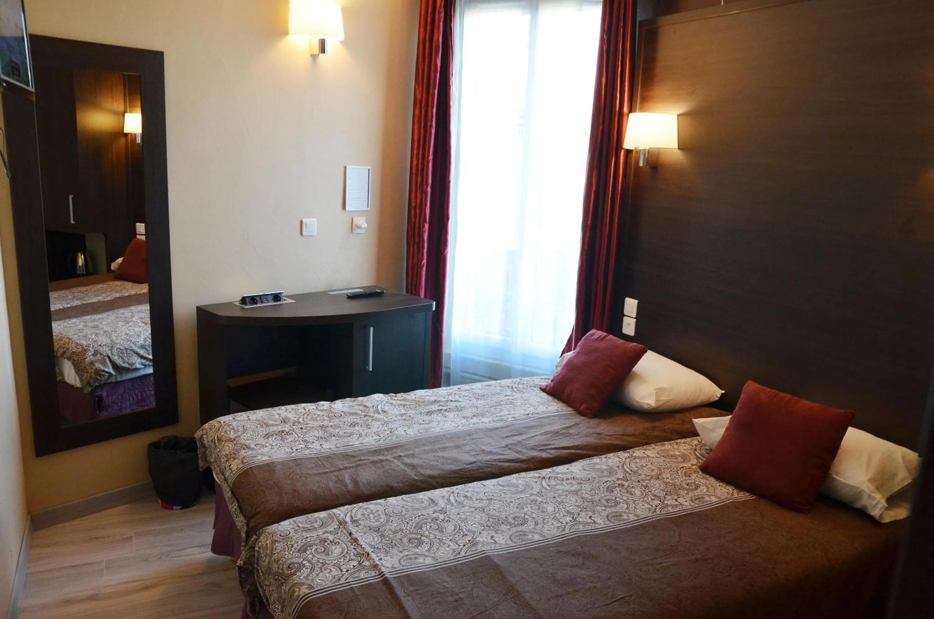 Photo of the whole room, Bed in Hôtel du Parc