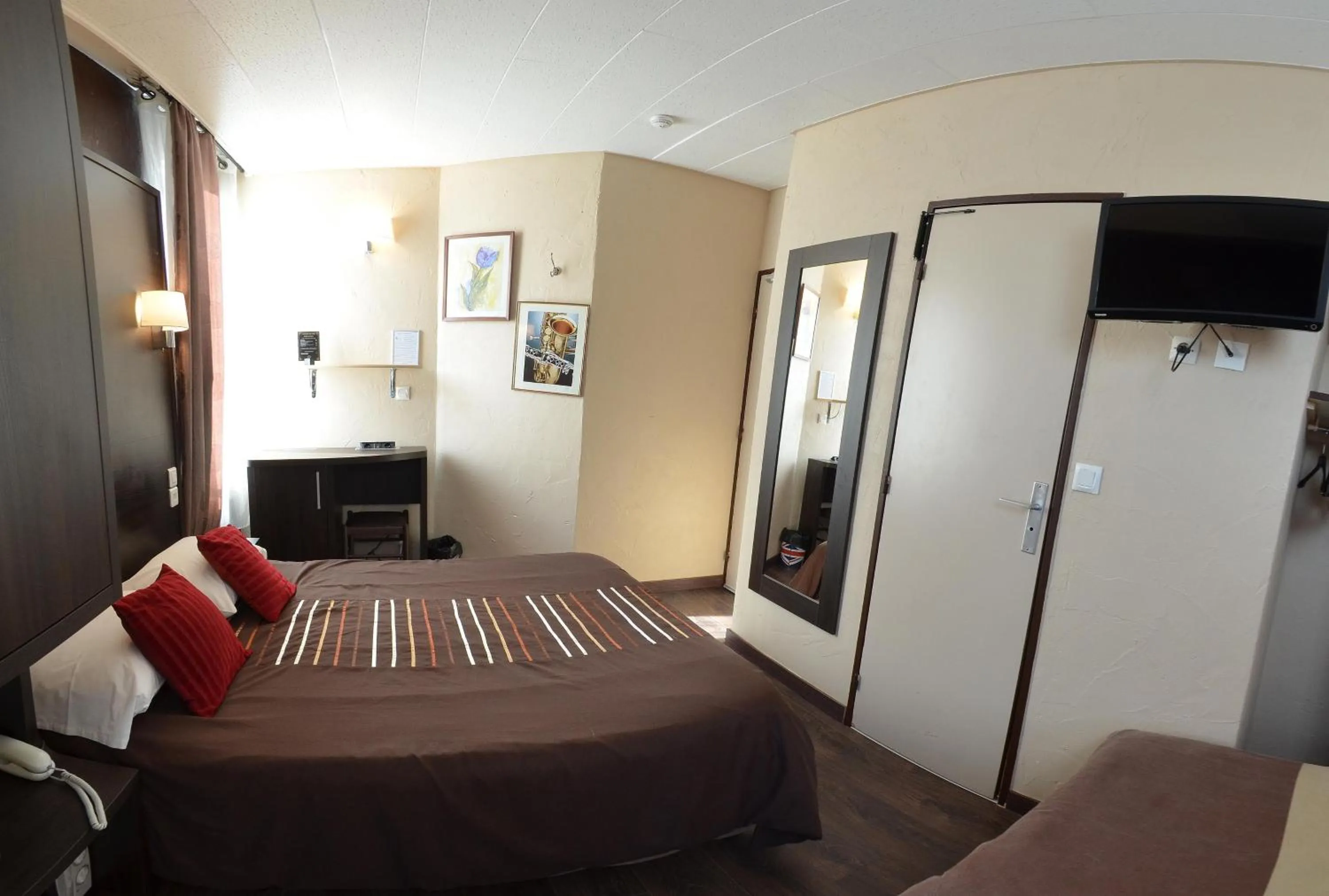 Bed in Hôtel du Parc