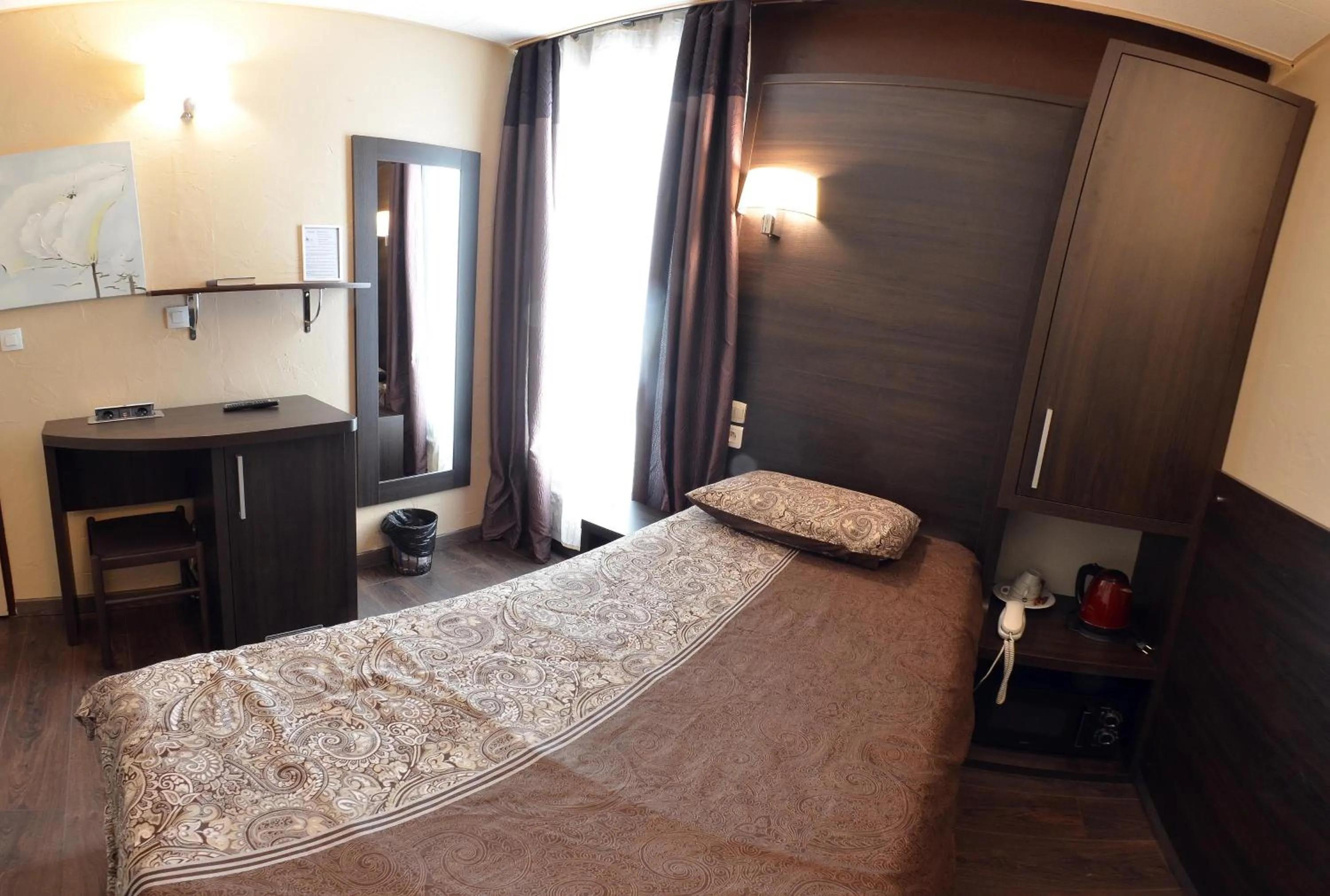 Bed in Hôtel du Parc