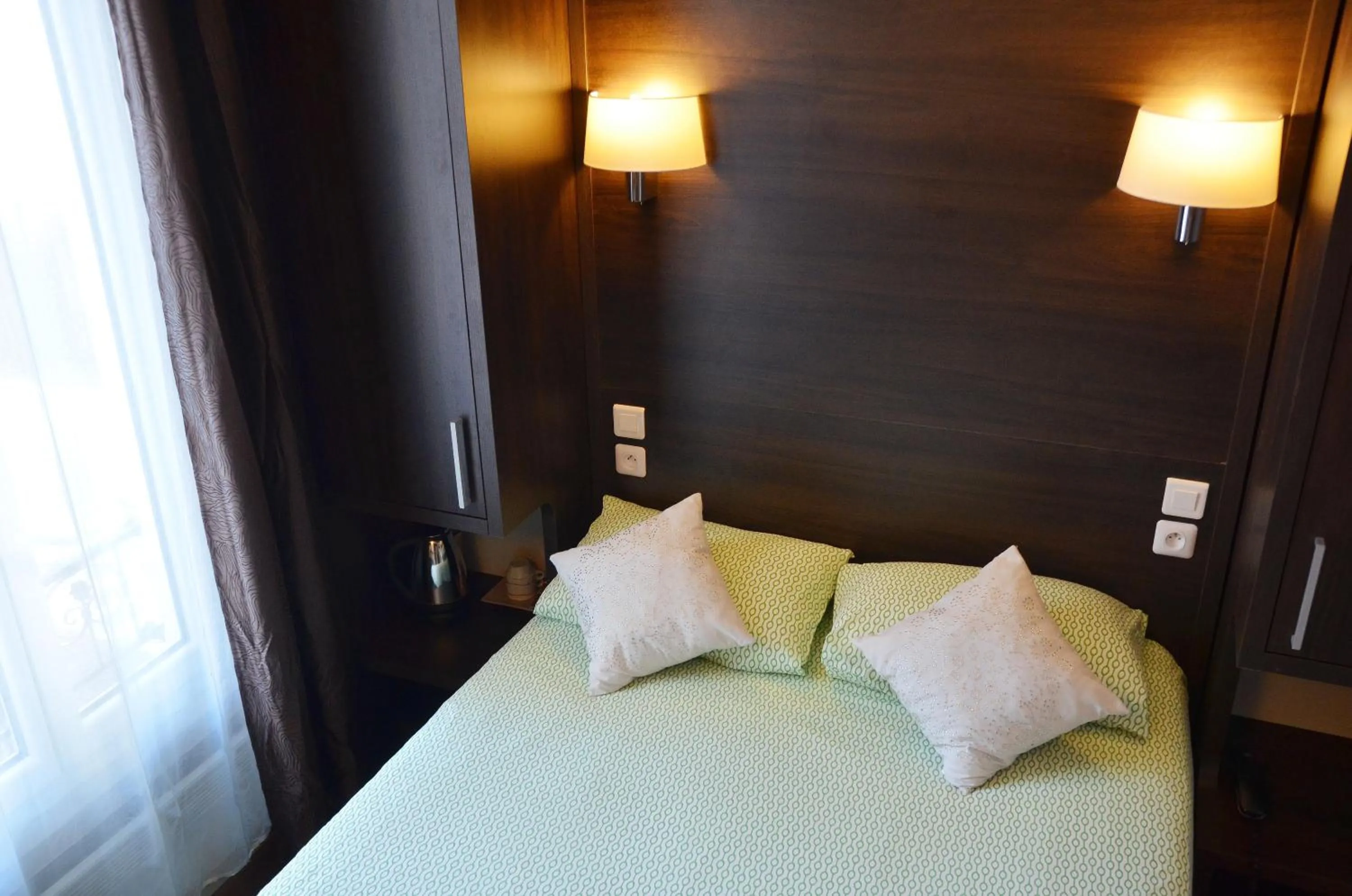 Photo of the whole room, Bed in Hôtel du Parc