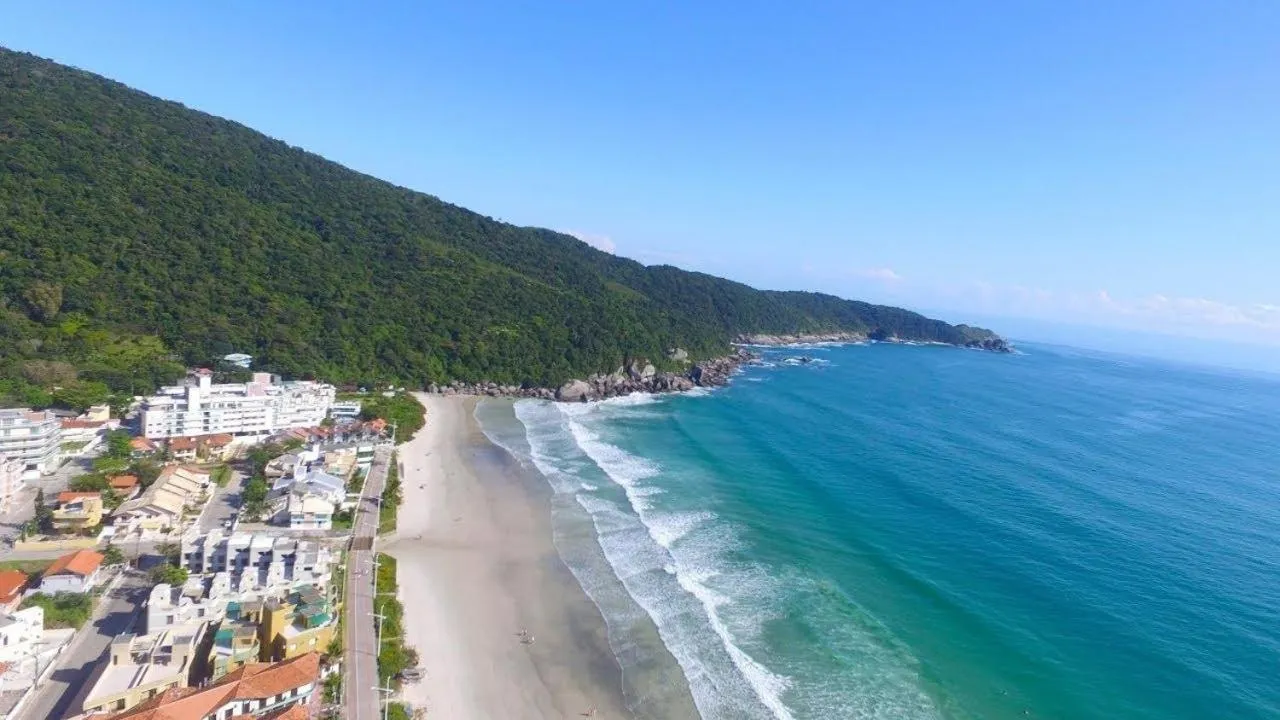 Beach in 066A - Fabulosa Casa Frente ao Mar para 08 pessoas na Praia de Bombinhas SC