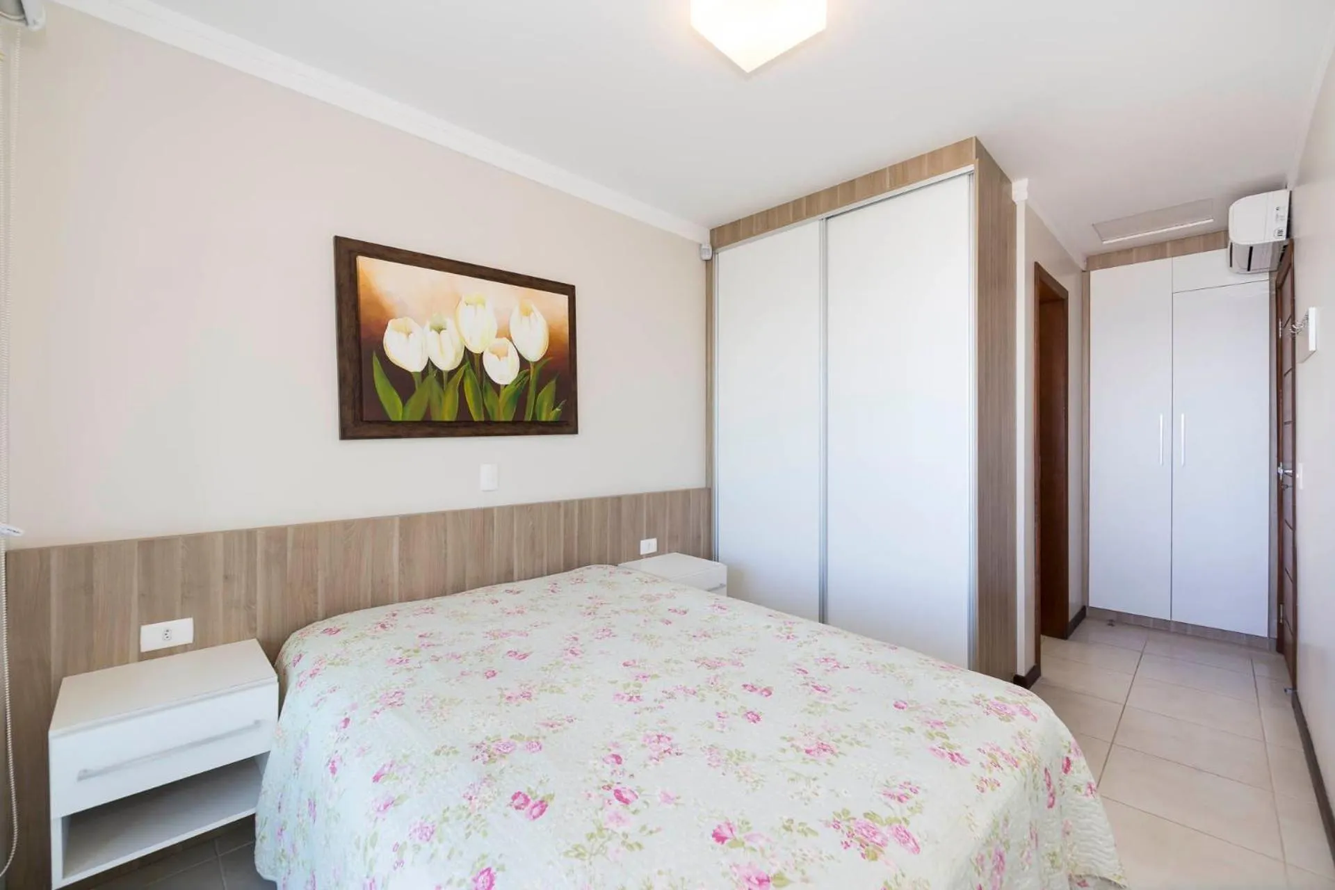 Photo of the whole room, Bed in 066A - Fabulosa Casa Frente ao Mar para 08 pessoas na Praia de Bombinhas SC