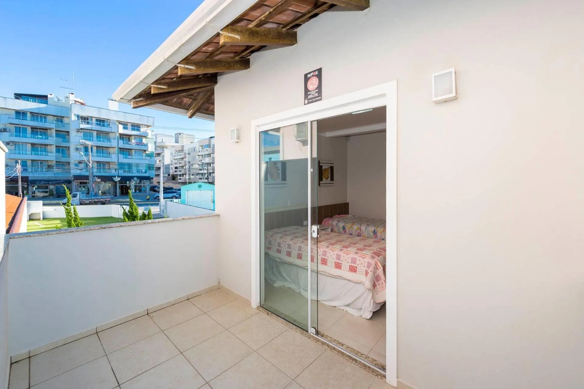 Balcony/Terrace in 066A - Fabulosa Casa Frente ao Mar para 08 pessoas na Praia de Bombinhas SC