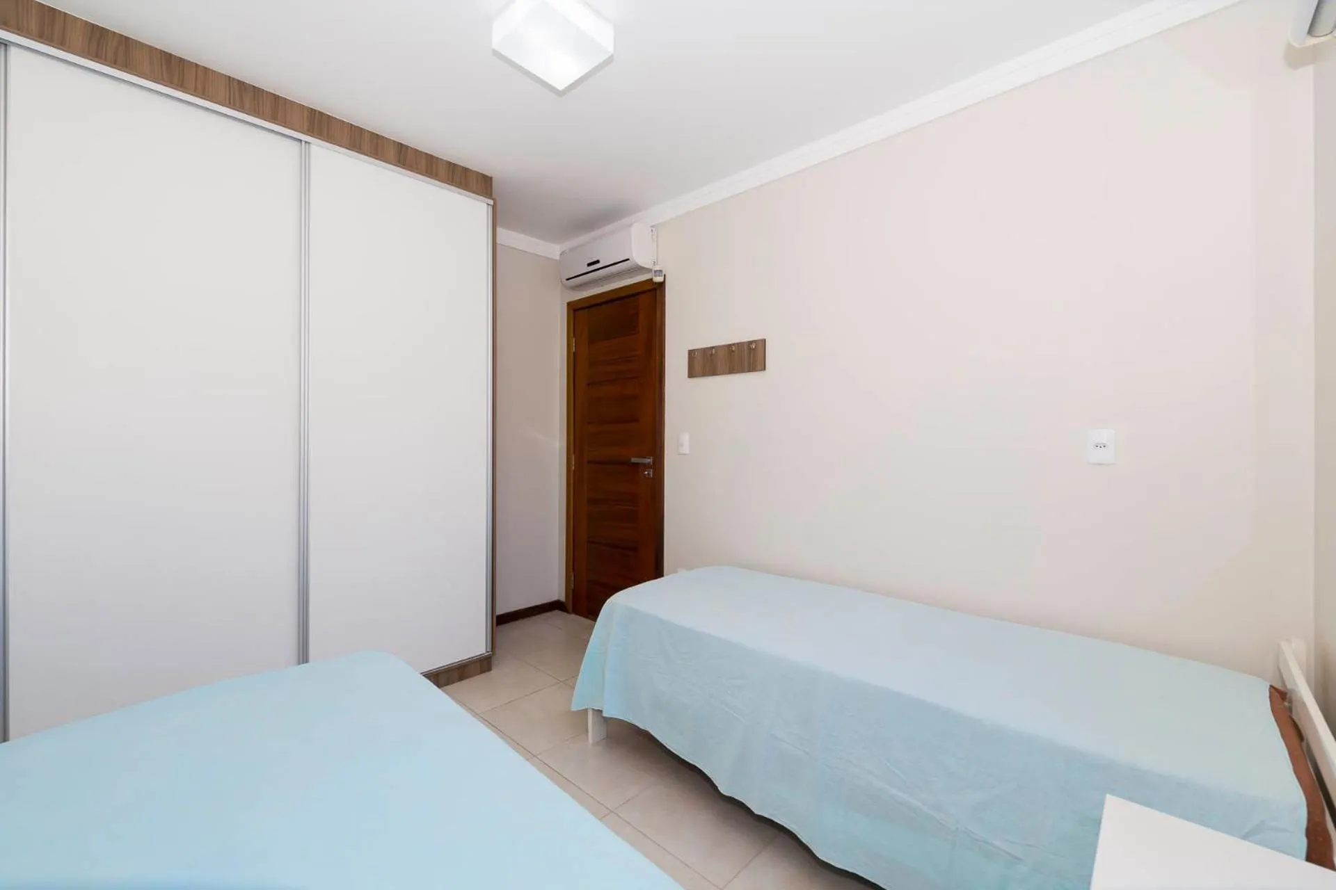 Photo of the whole room, Bed in 066A - Fabulosa Casa Frente ao Mar para 08 pessoas na Praia de Bombinhas SC