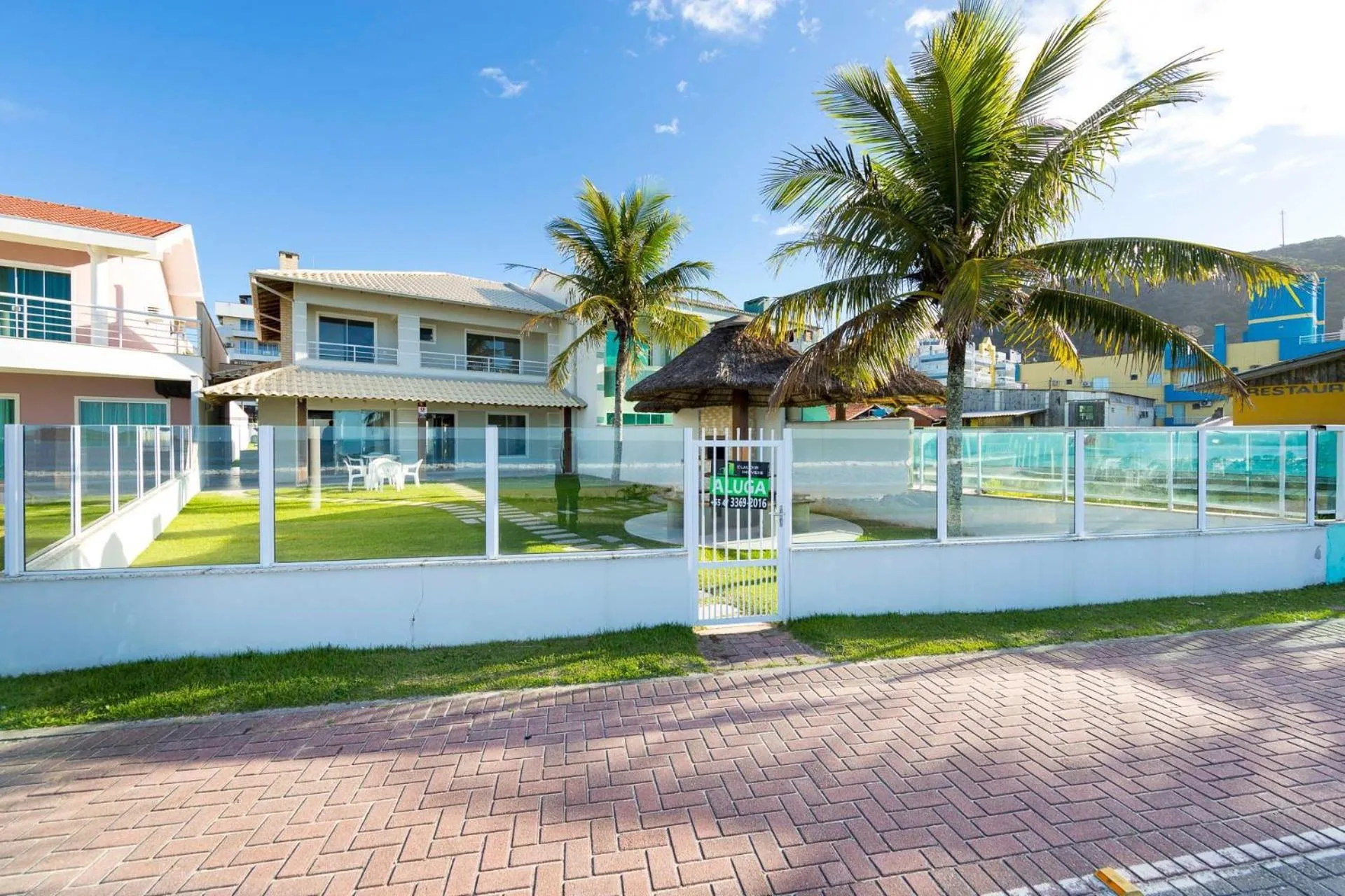 Facade/entrance in 066A - Fabulosa Casa Frente ao Mar para 08 pessoas na Praia de Bombinhas SC