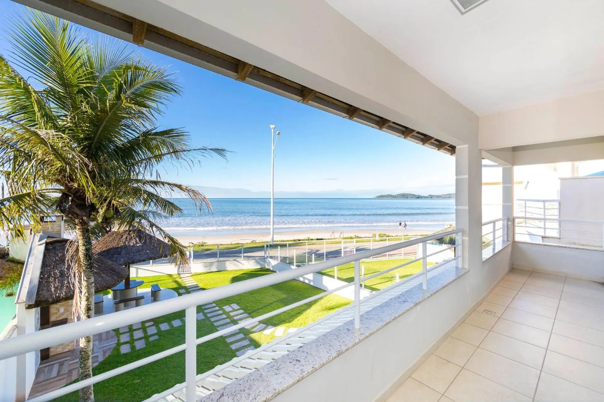 Sea view in 066A - Fabulosa Casa Frente ao Mar para 08 pessoas na Praia de Bombinhas SC