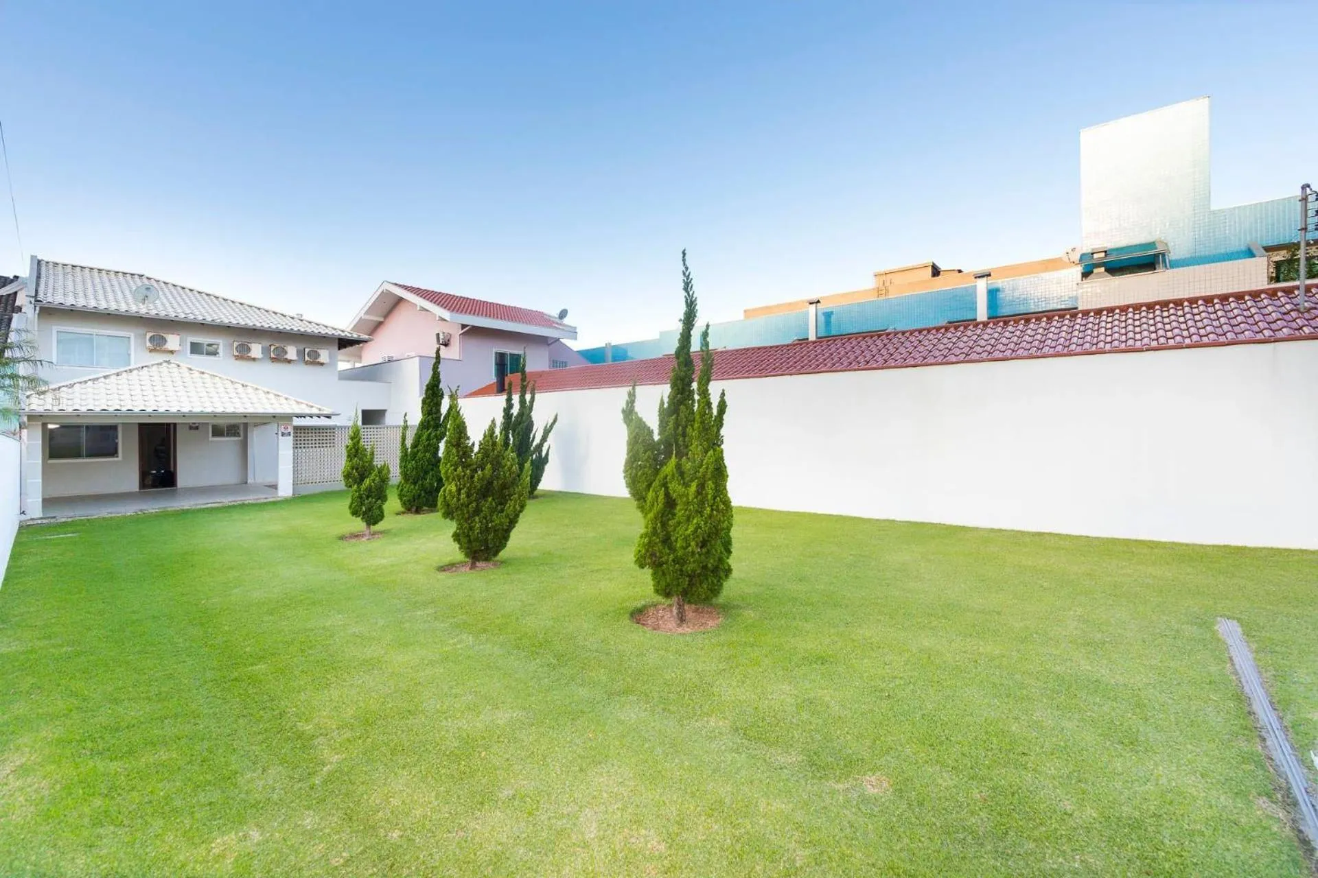 Garden in 066A - Fabulosa Casa Frente ao Mar para 08 pessoas na Praia de Bombinhas SC