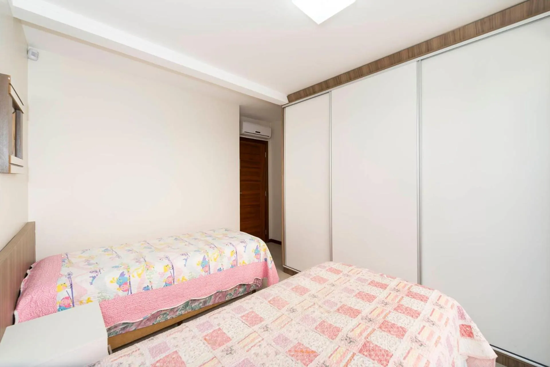 Photo of the whole room, Bed in 066A - Fabulosa Casa Frente ao Mar para 08 pessoas na Praia de Bombinhas SC