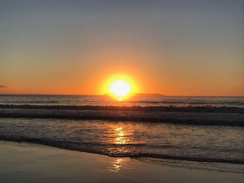 Sunset in 066A - Fabulosa Casa Frente ao Mar para 08 pessoas na Praia de Bombinhas SC