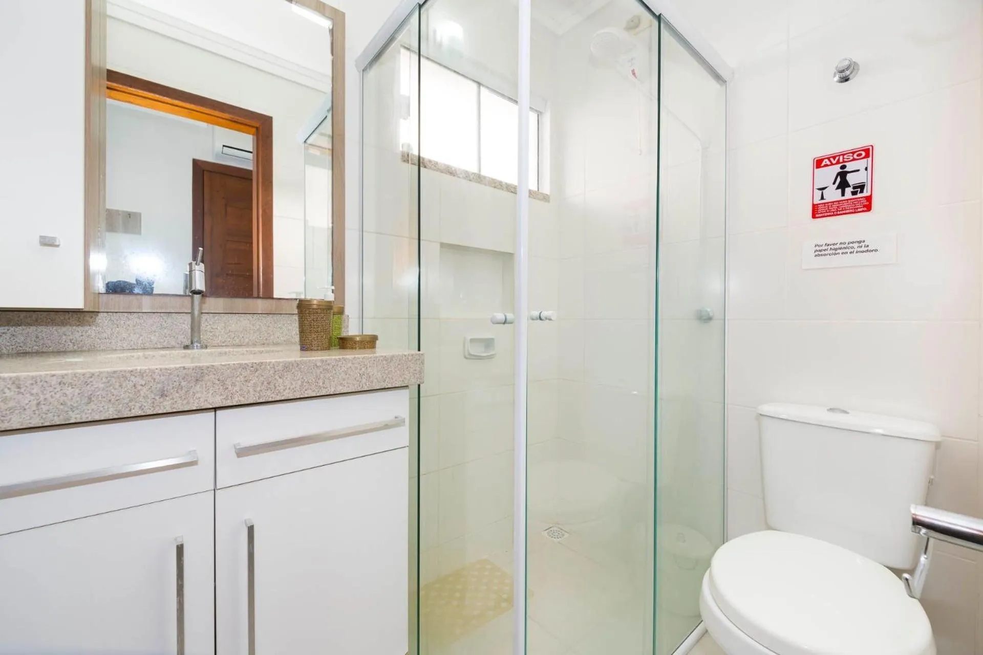 Toilet in 066A - Fabulosa Casa Frente ao Mar para 08 pessoas na Praia de Bombinhas SC