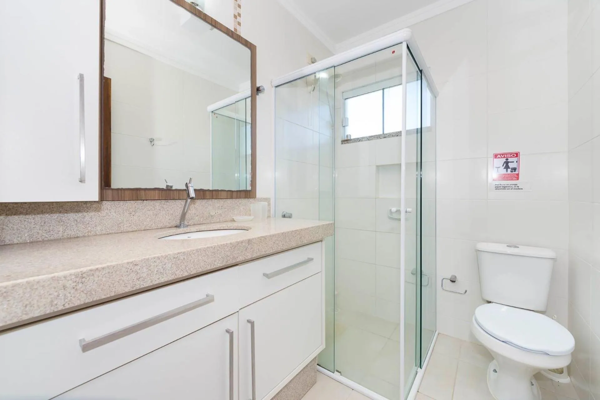 Toilet in 066A - Fabulosa Casa Frente ao Mar para 08 pessoas na Praia de Bombinhas SC