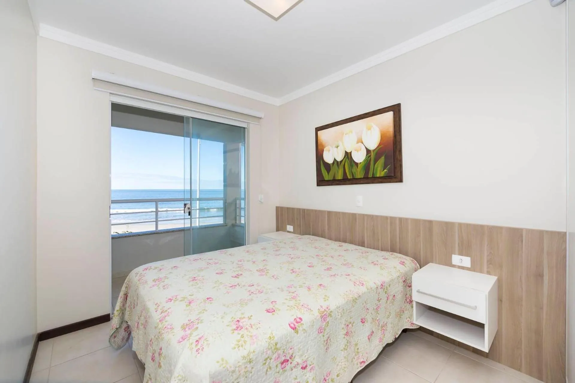 Bedroom, Bed in 066A - Fabulosa Casa Frente ao Mar para 08 pessoas na Praia de Bombinhas SC