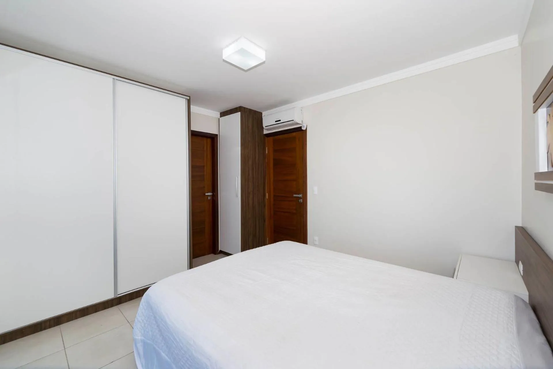 Photo of the whole room, Bed in 066A - Fabulosa Casa Frente ao Mar para 08 pessoas na Praia de Bombinhas SC