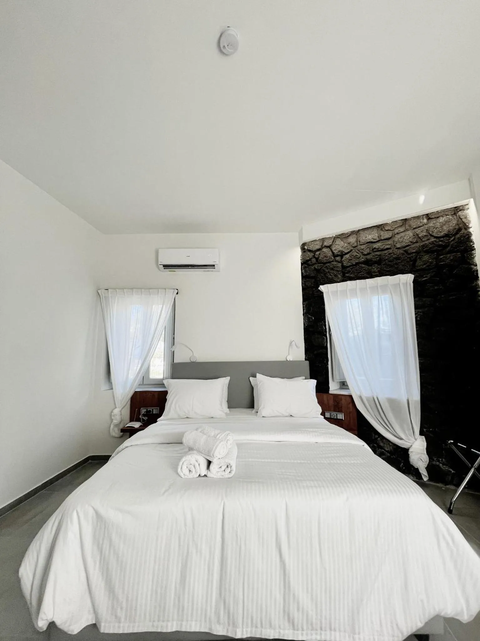 Bed in Noir Santorini