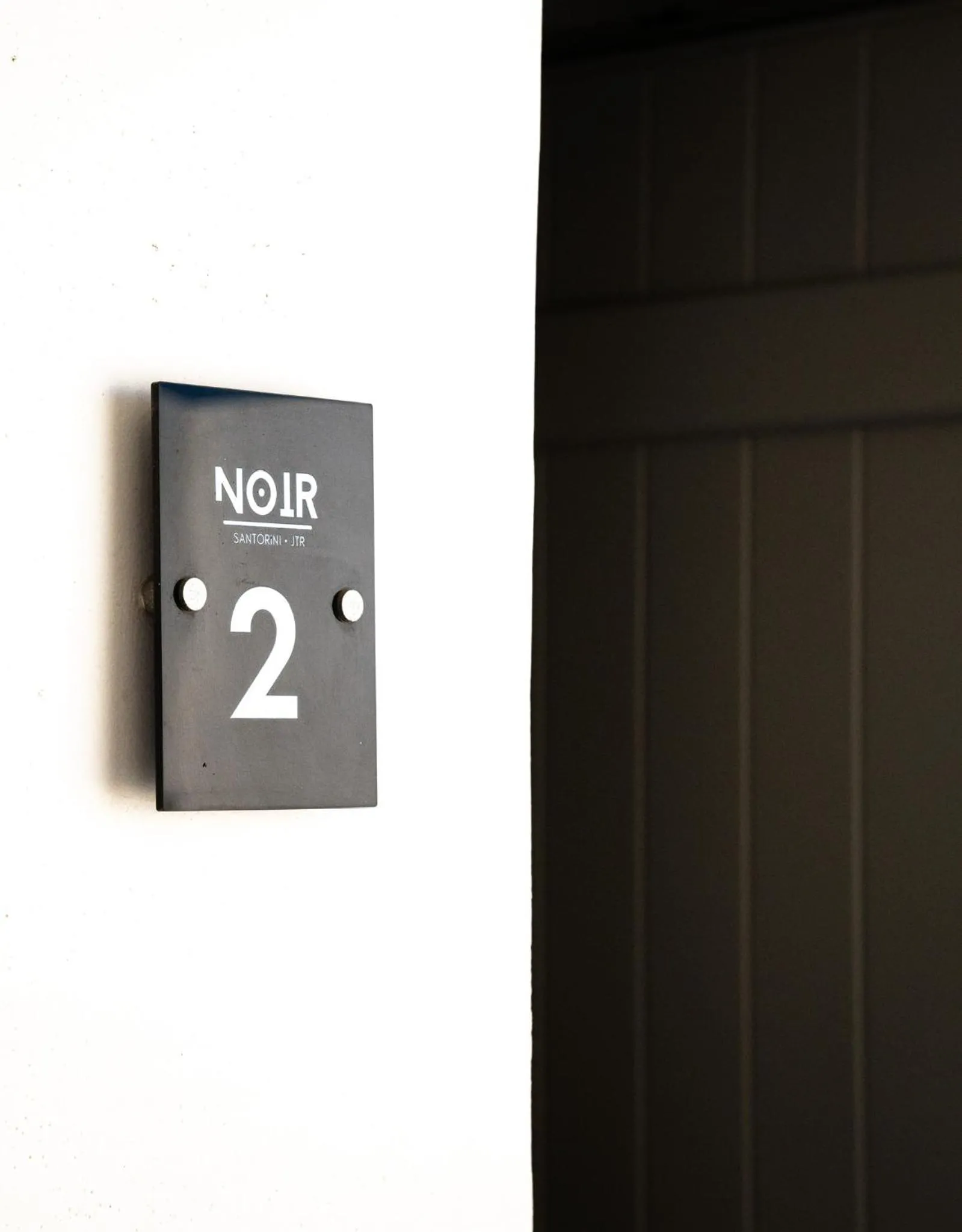 Text overlay in Noir Santorini