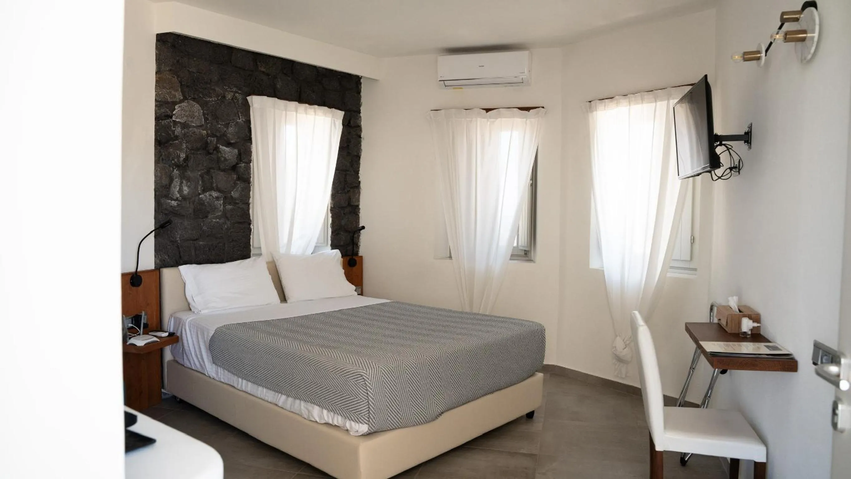 Bed in Noir Santorini