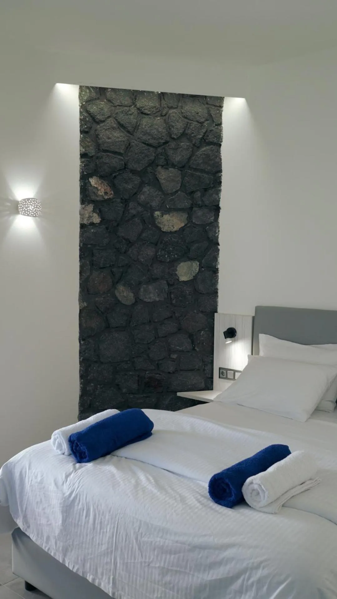 Photo of the whole room, Bed in Noir Santorini