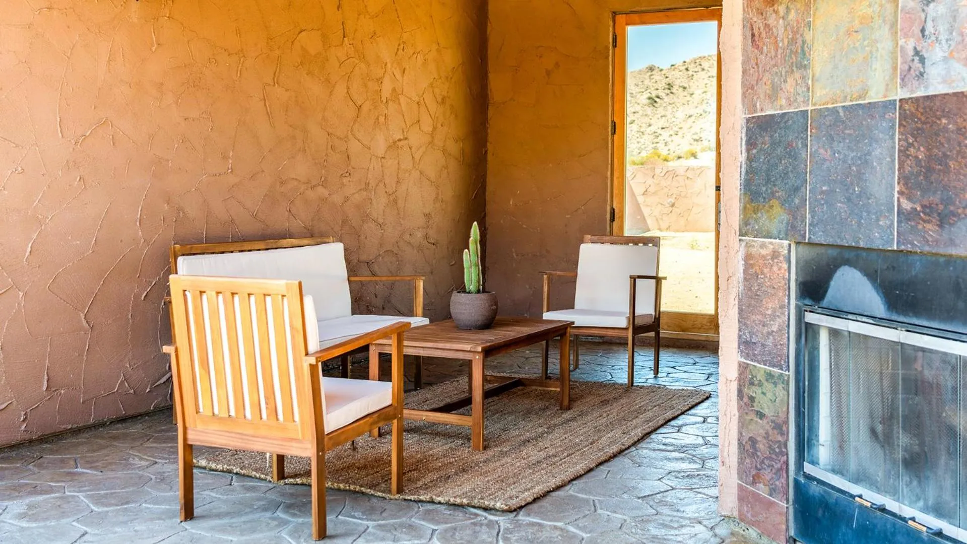 Desert villa with great views, hot tub and mini-golf