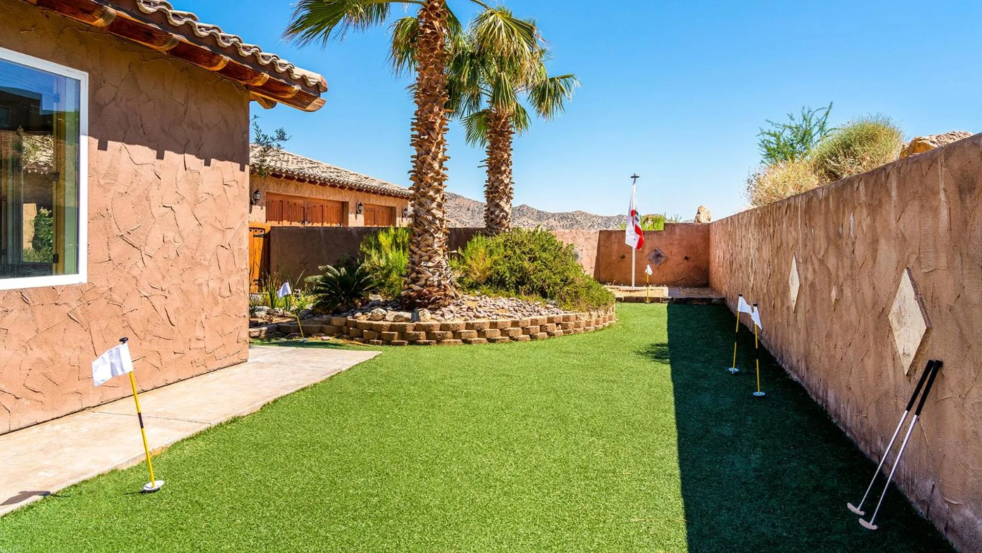Minigolf in Desert villa with great views, hot tub and mini-golf