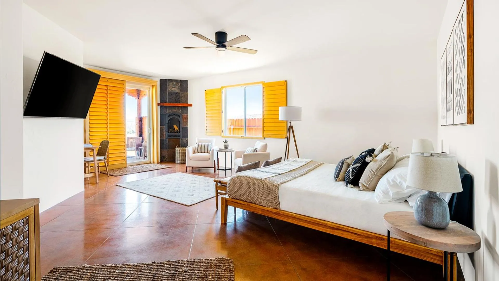 Bedroom, Bed in Desert villa with great views, hot tub and mini-golf
