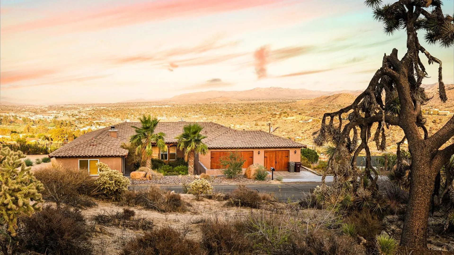 Facade/entrance in Desert villa with great views, hot tub and mini-golf