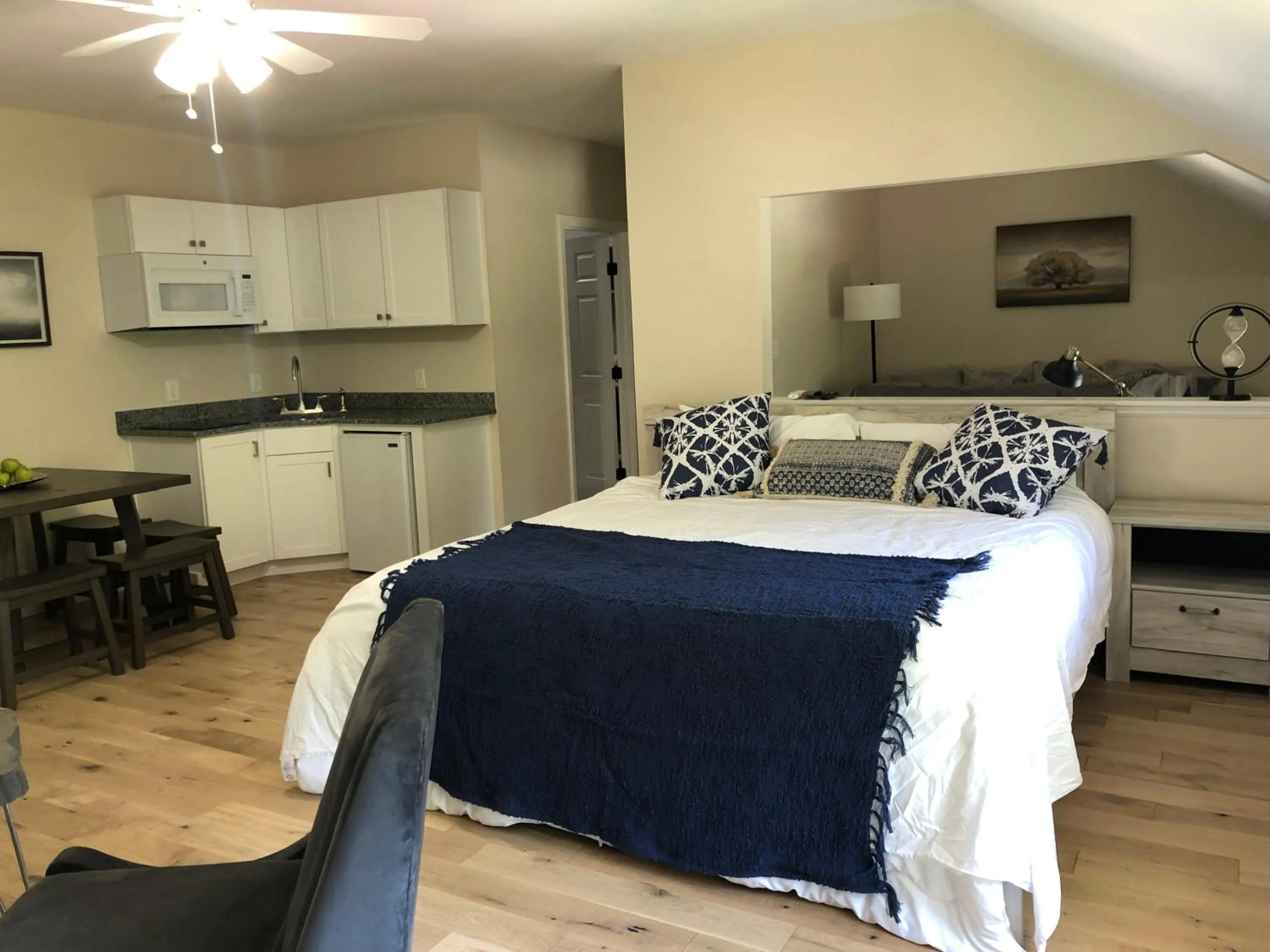 Photo of the whole room, Bed in The Mighty Oaks Retreat,modern house Bar Harbor Acadia MDI