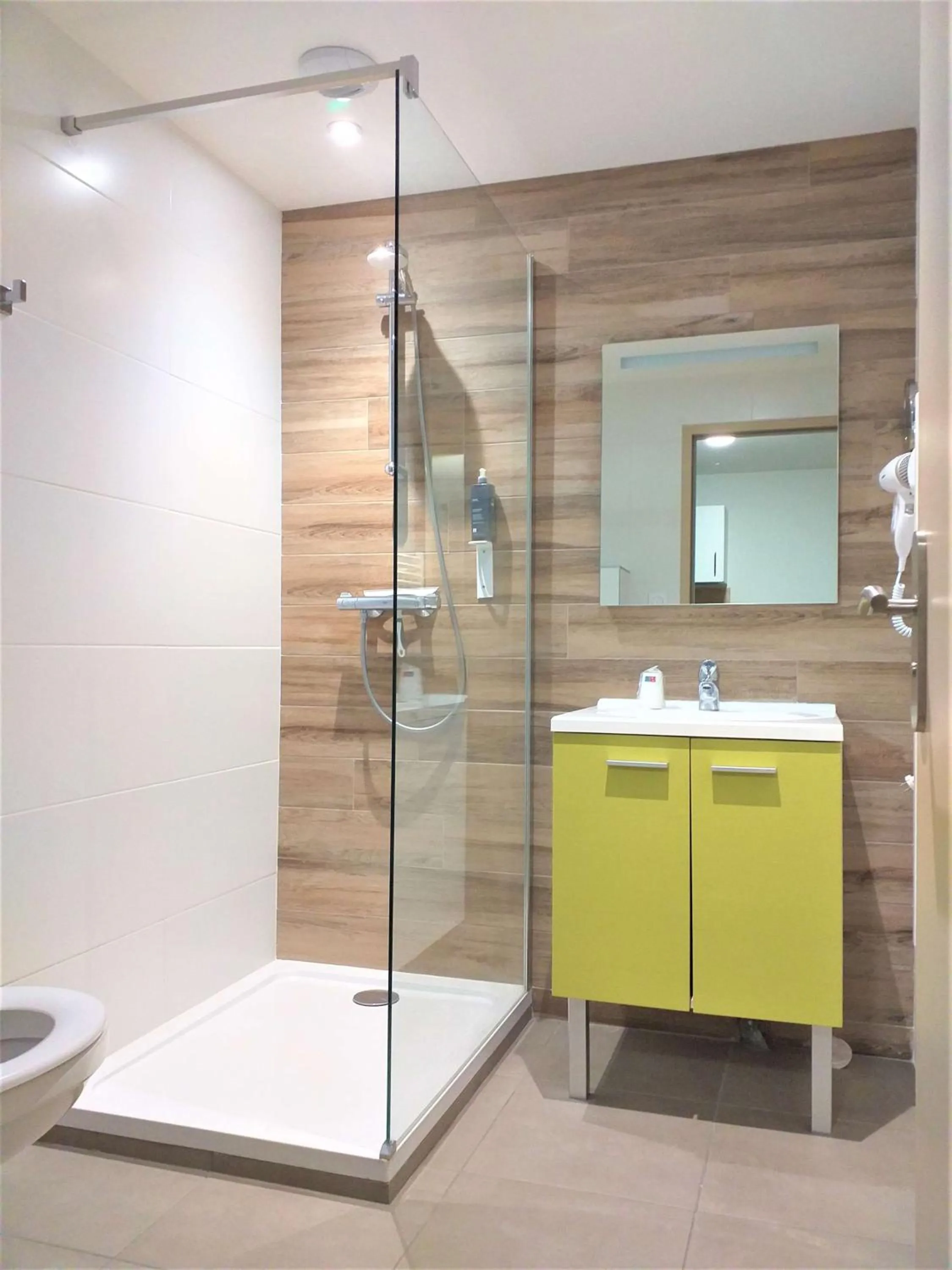 Bathroom in Brit Hotel Essentiel de Granville